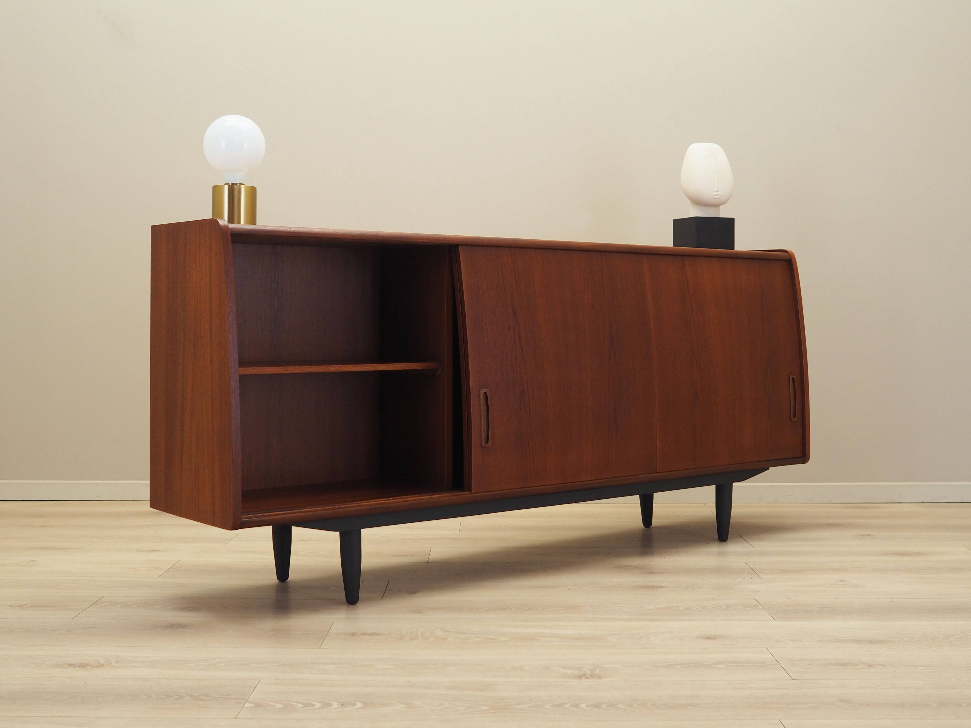 Buffet en teck, design danois, années 1970, production : Danemark