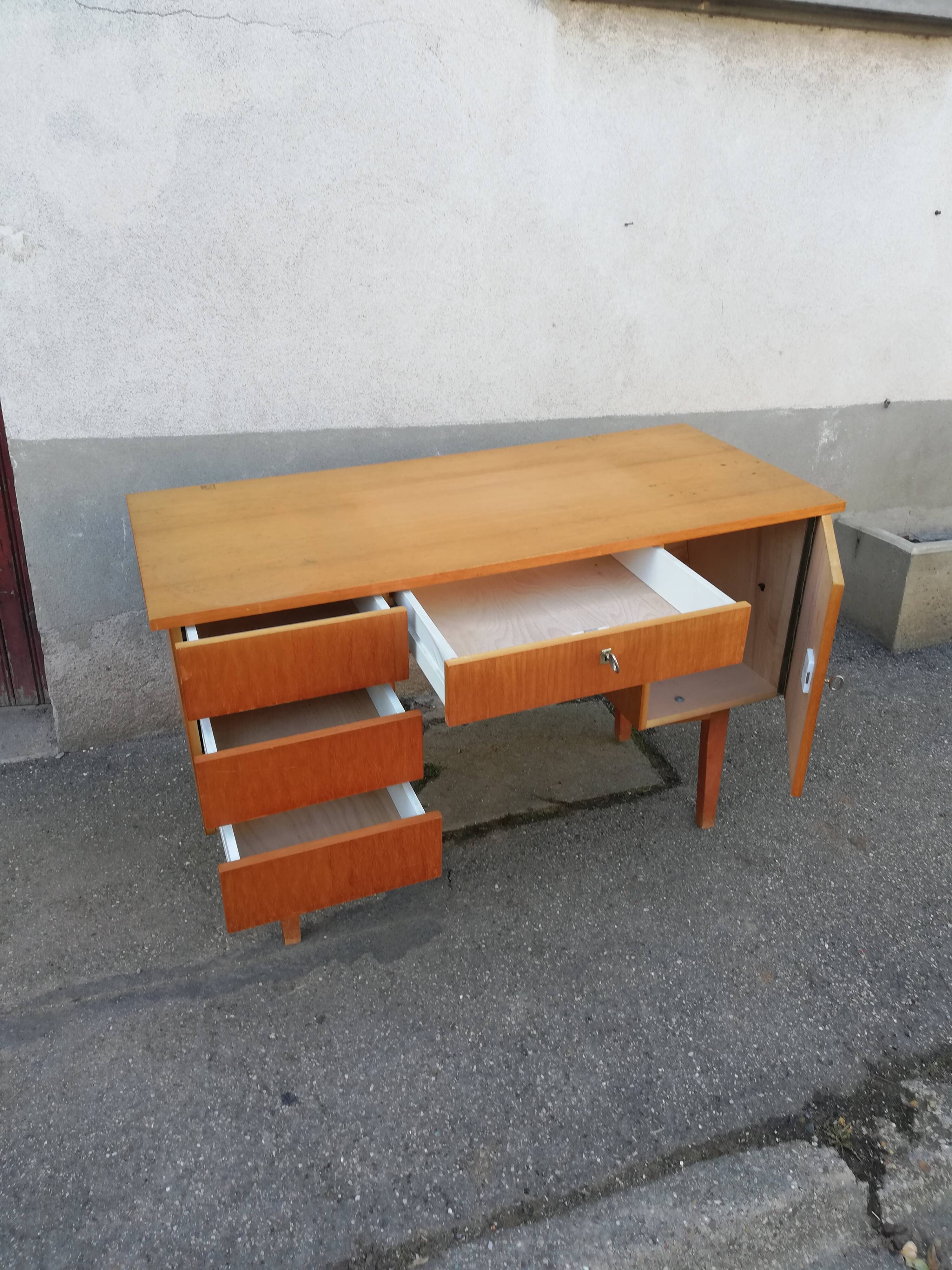 Vintage desk 4 drawers 1 door