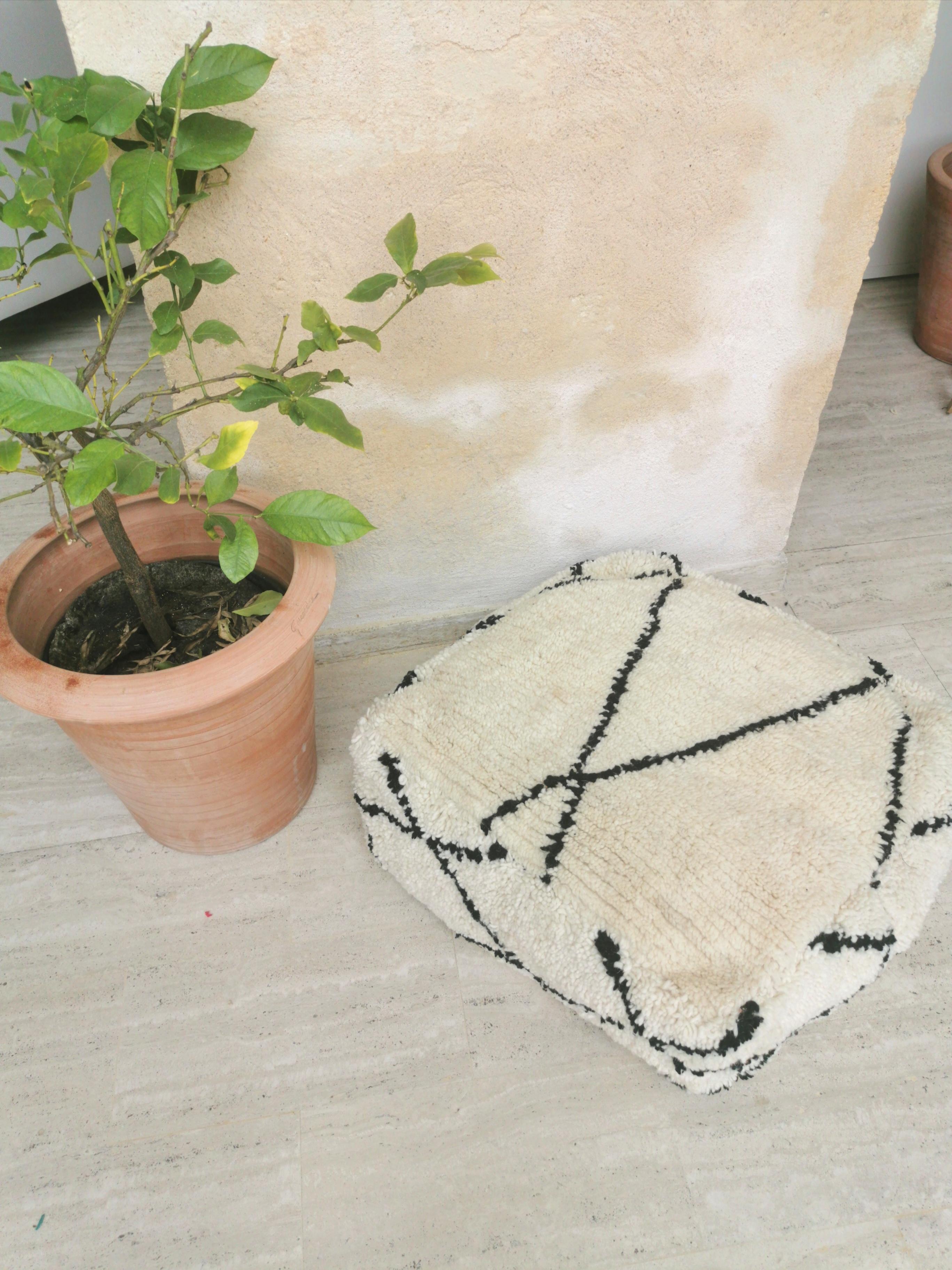 Berber pouf cover béni ouarain 100% white wool with diamonds
