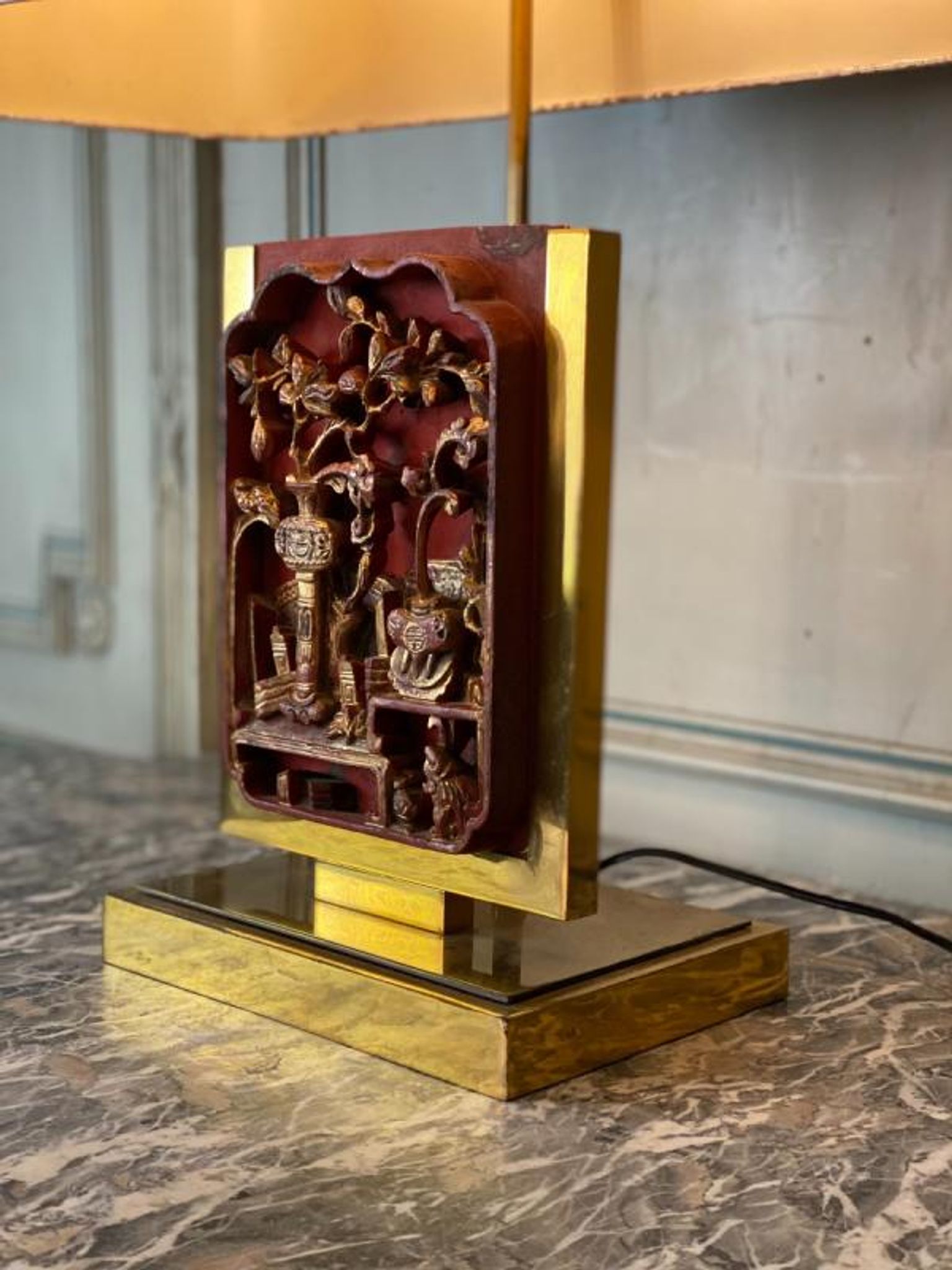 Lampe de table en laiton, plaque de bois laqué et doré chine vers 1980