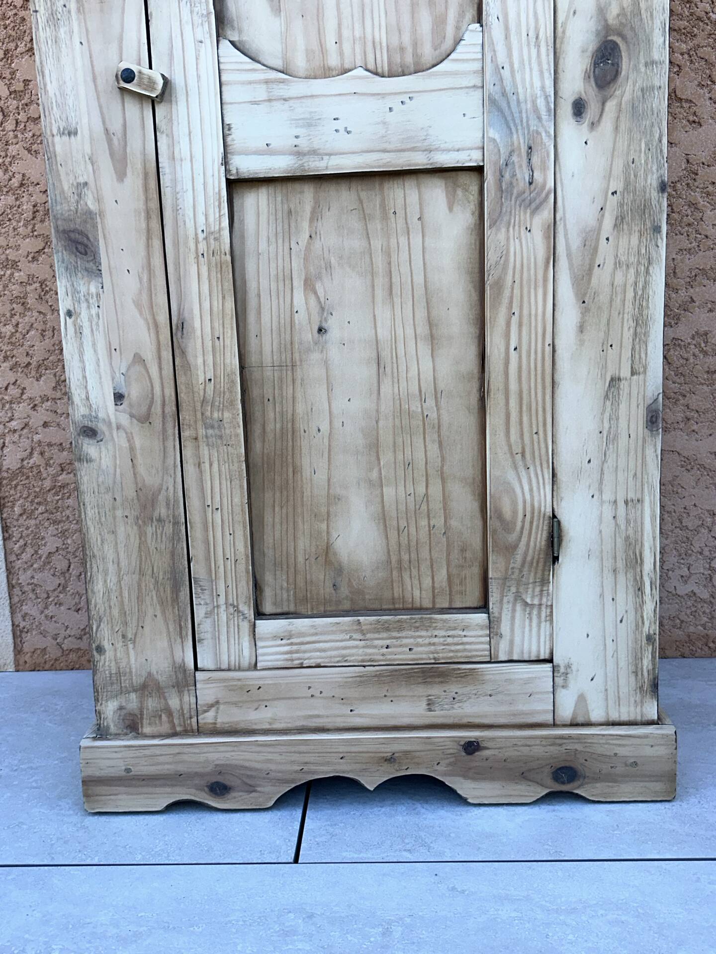Vintage Parisian bonnetière in raw poplar wood.