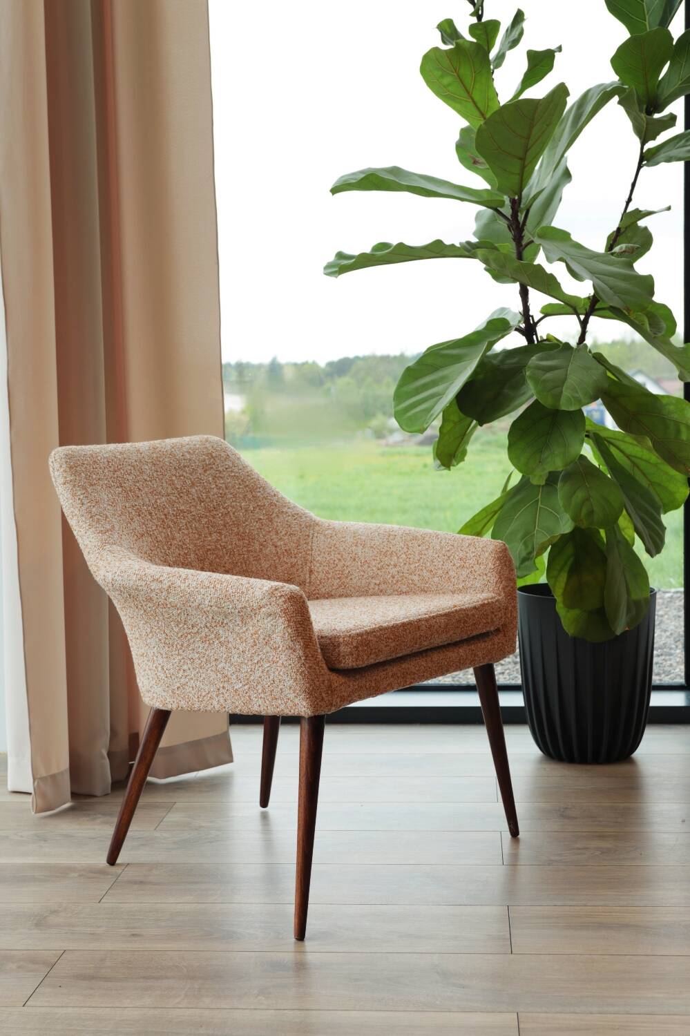 2 fauteuils en tissu bouclé blanc et orange, 1960