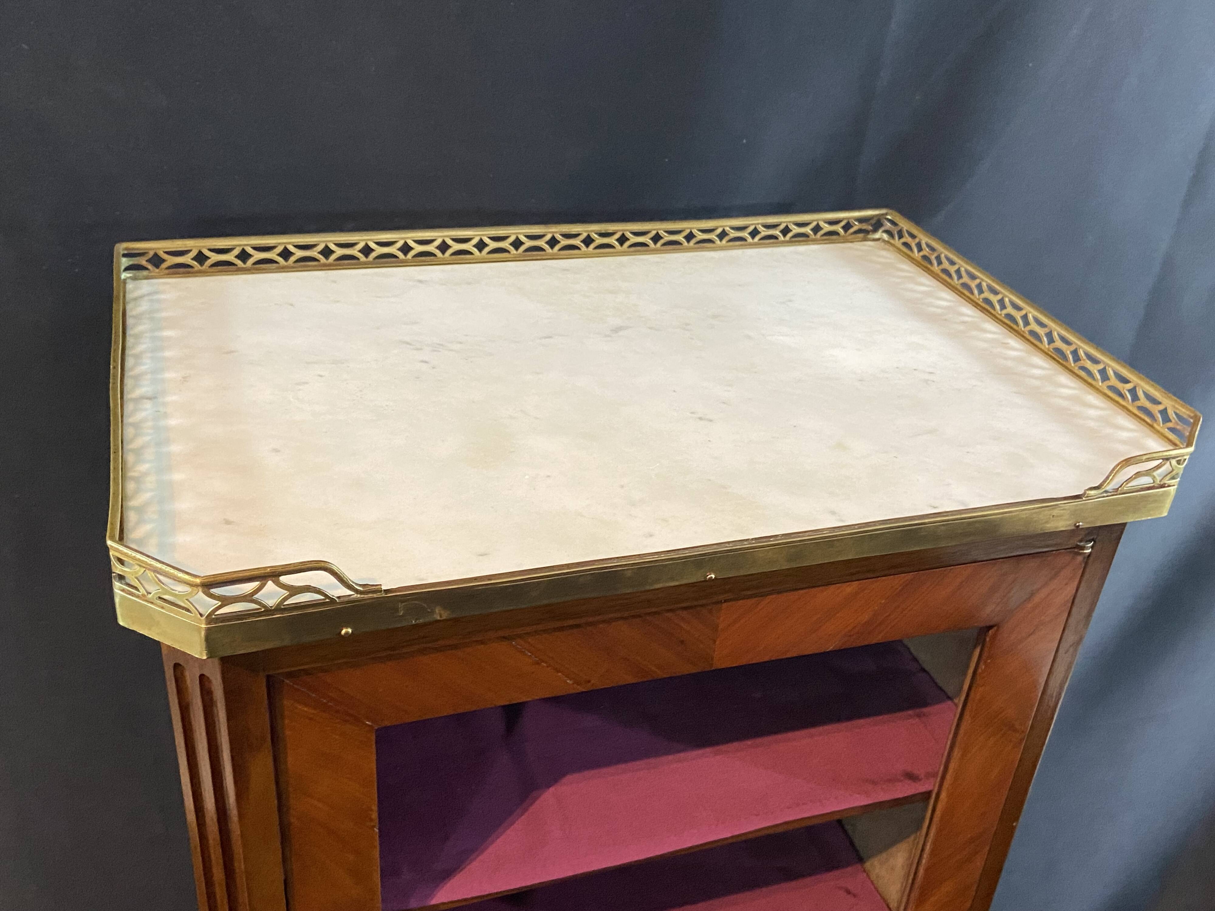 Small 19th-century display cabinet in the Transition style between Louis XV and Louis XVI.