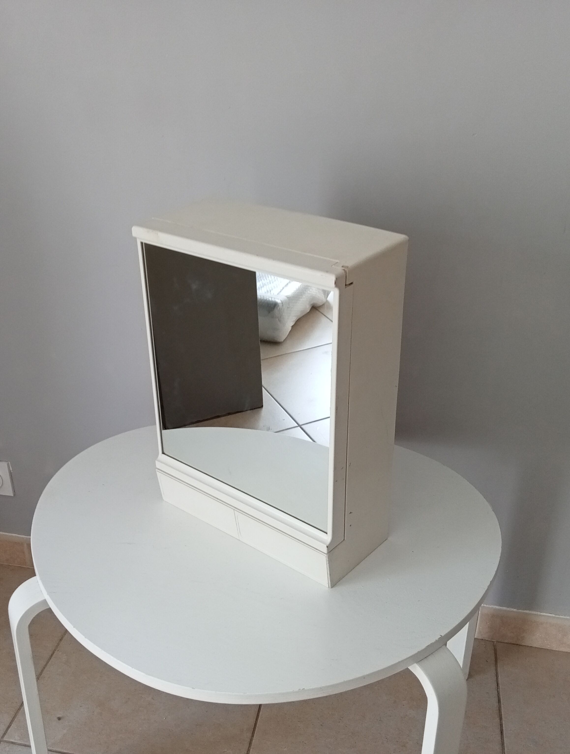 Vintage medicine cabinet 80s