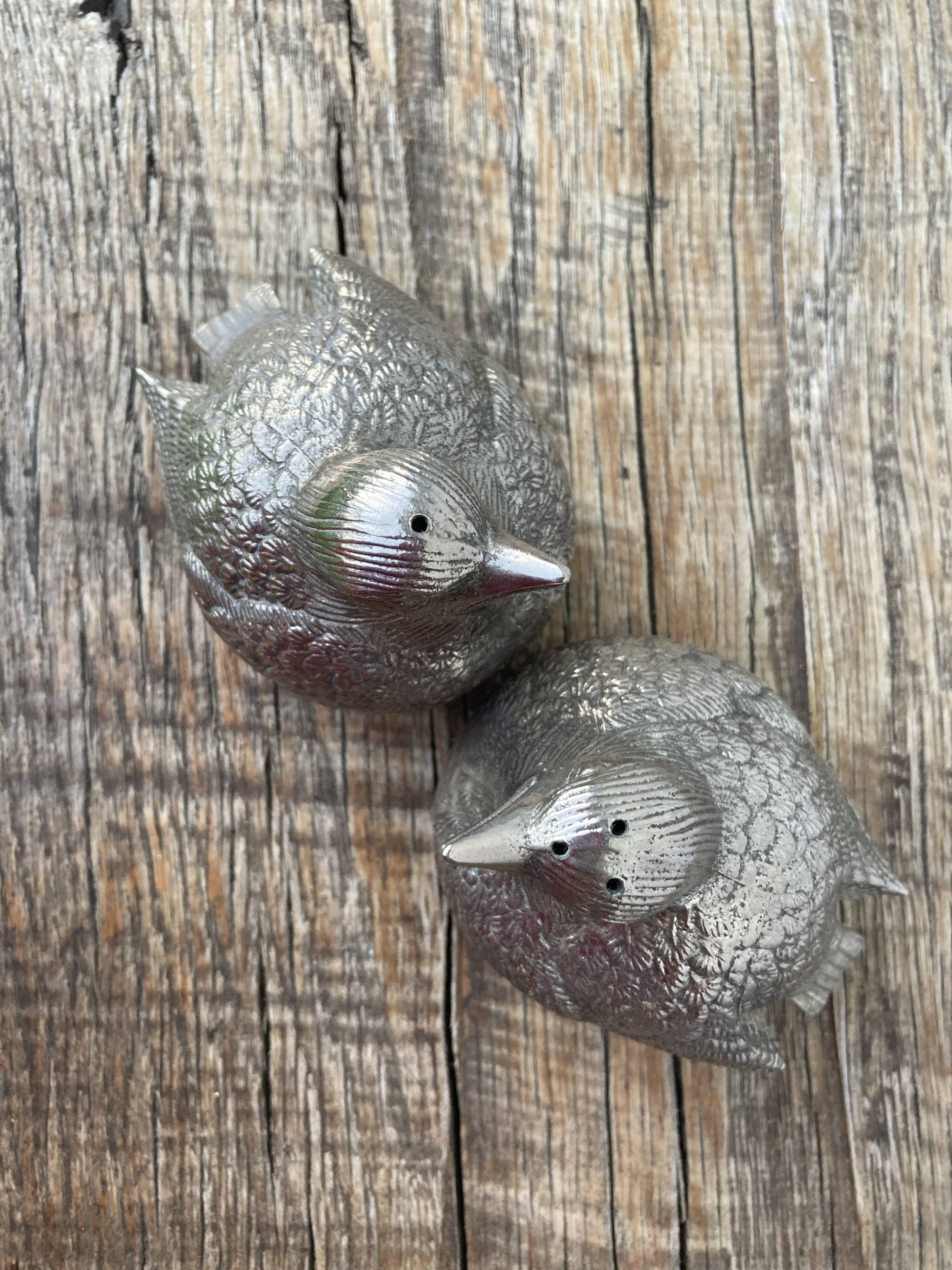 Duo of salt shaker and pepper in the shape of a bird in silver metal and its basket