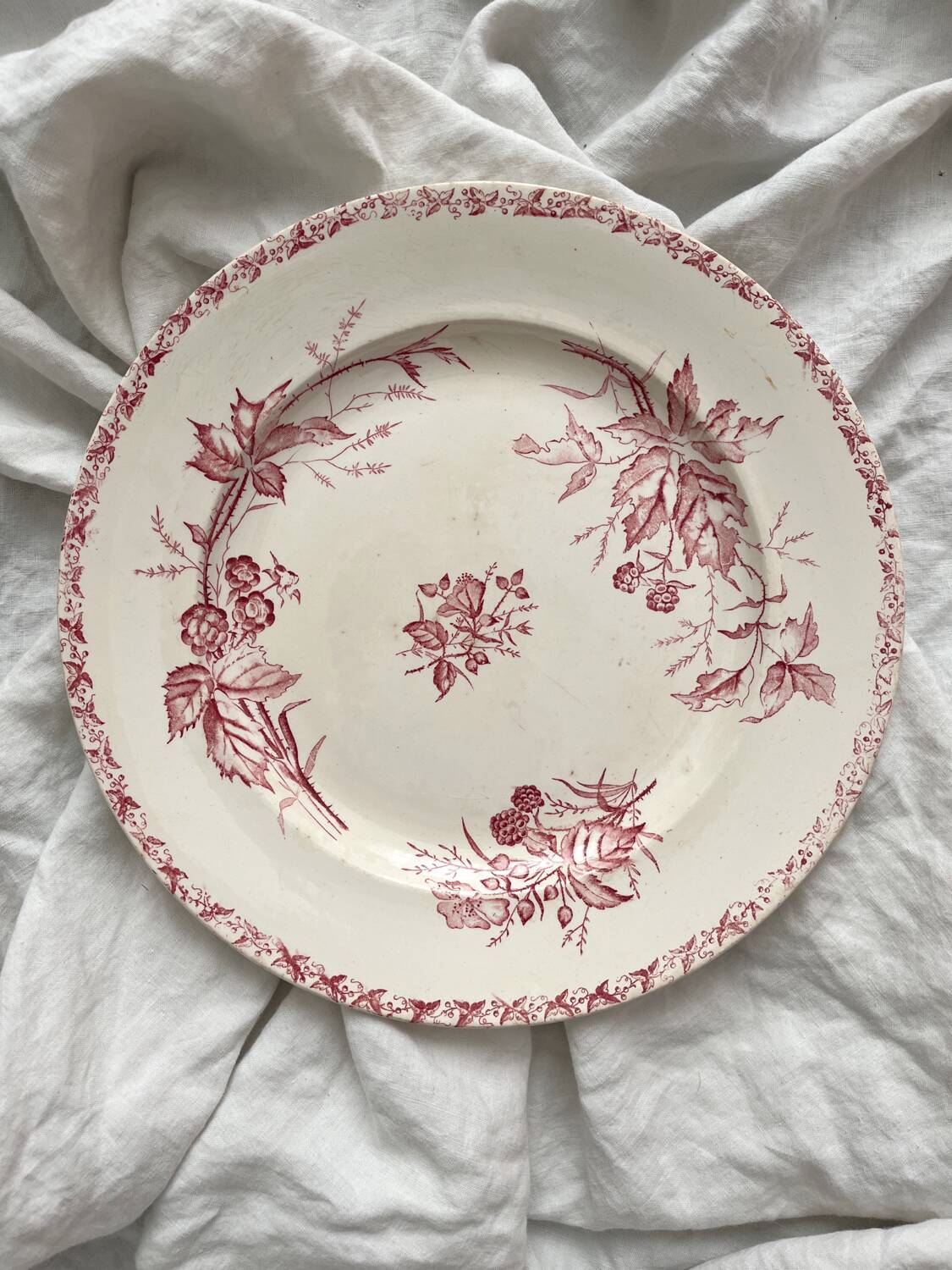 Round ironstone dish “Mûre” Badonviller