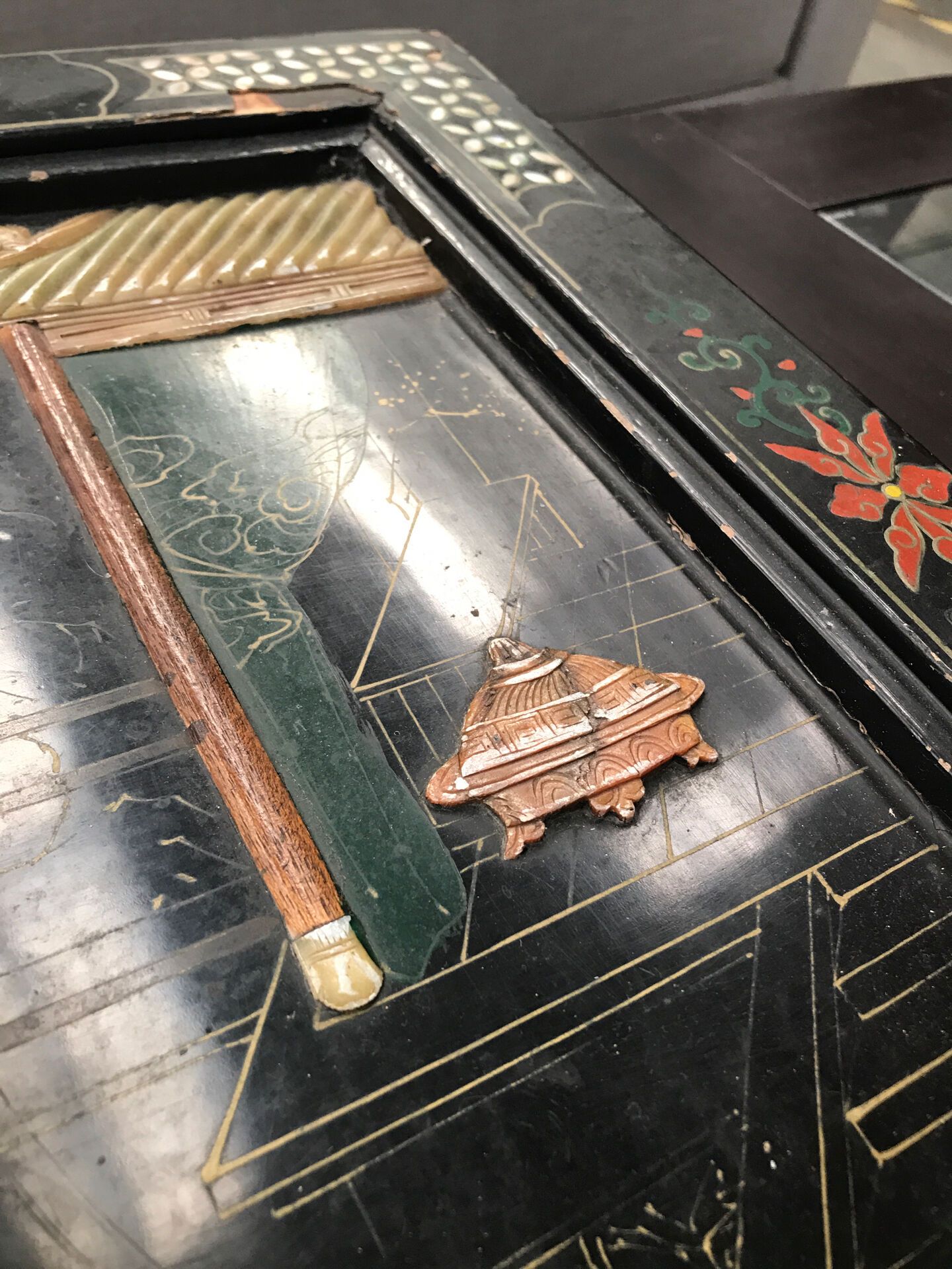 Table basse Chinoise avec sculpture et nacre