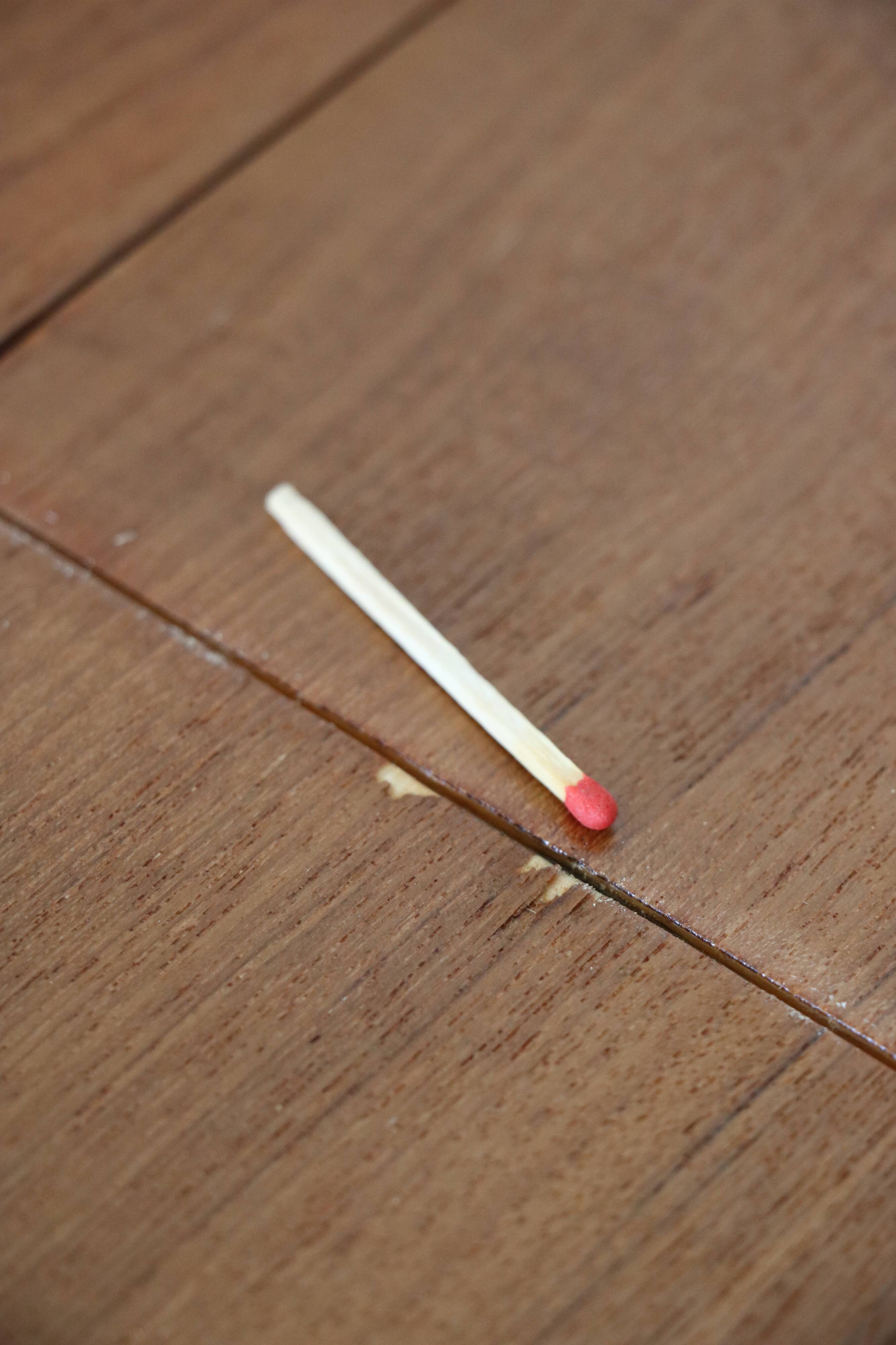 Extendable round table with butterfly extension system