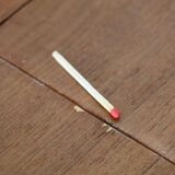 Extendable round table with butterfly extension system