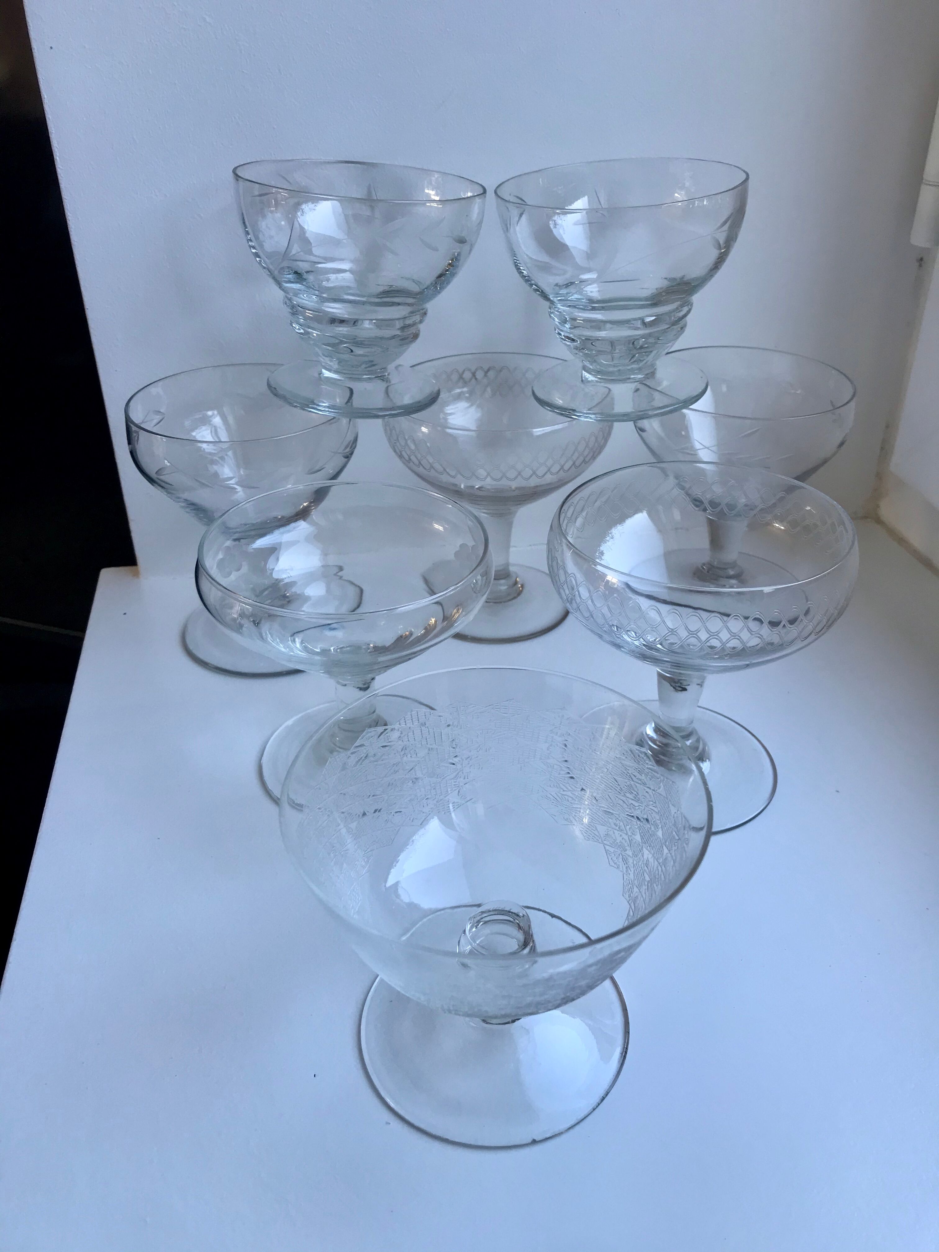 Set of 8 champagne glasses in crystal engraved 50s