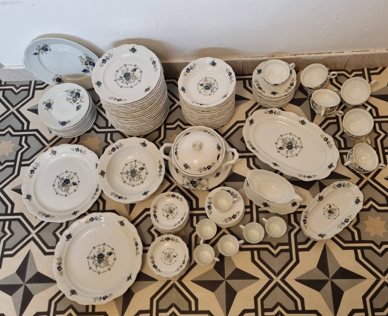 Table service of 108 pieces, Limoges porcelain, Sofafils