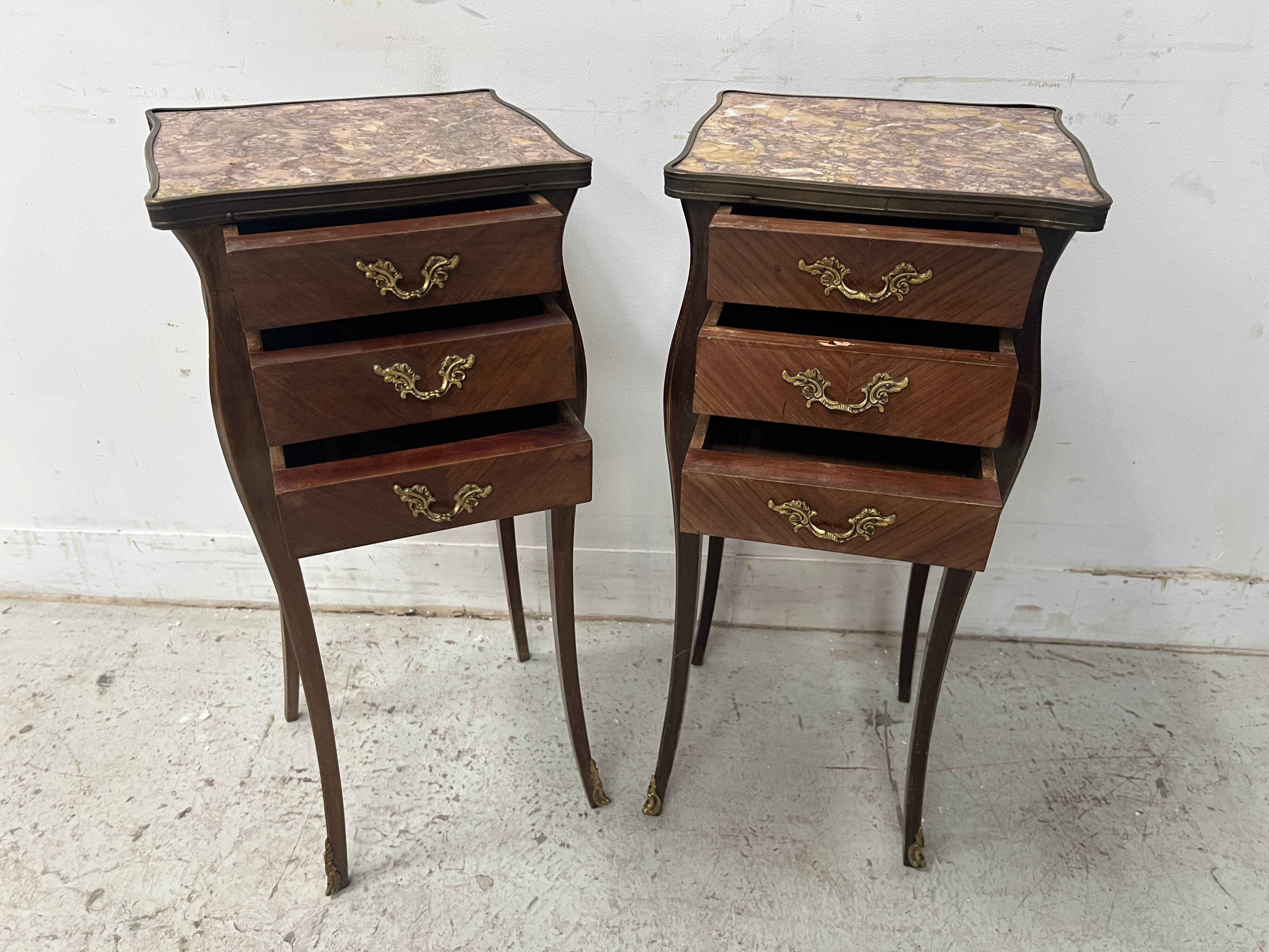 Paire de petites commodes marquetées de style Louis XV Dessus marbre XX siè