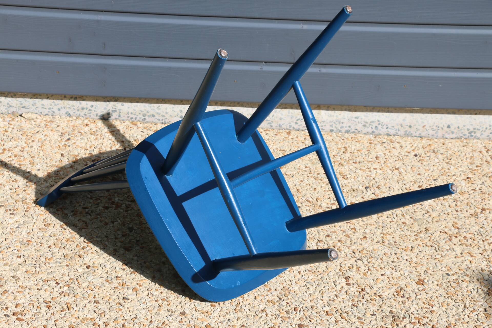 2 blue Tapiovaara style chairs