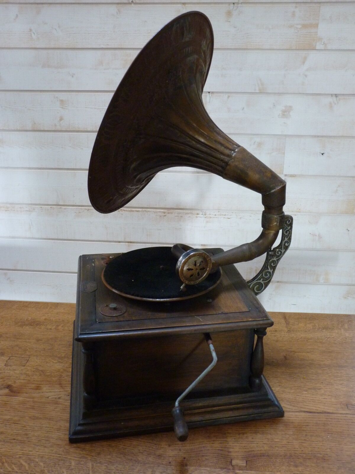 Gramophone with flag "his master's voice"