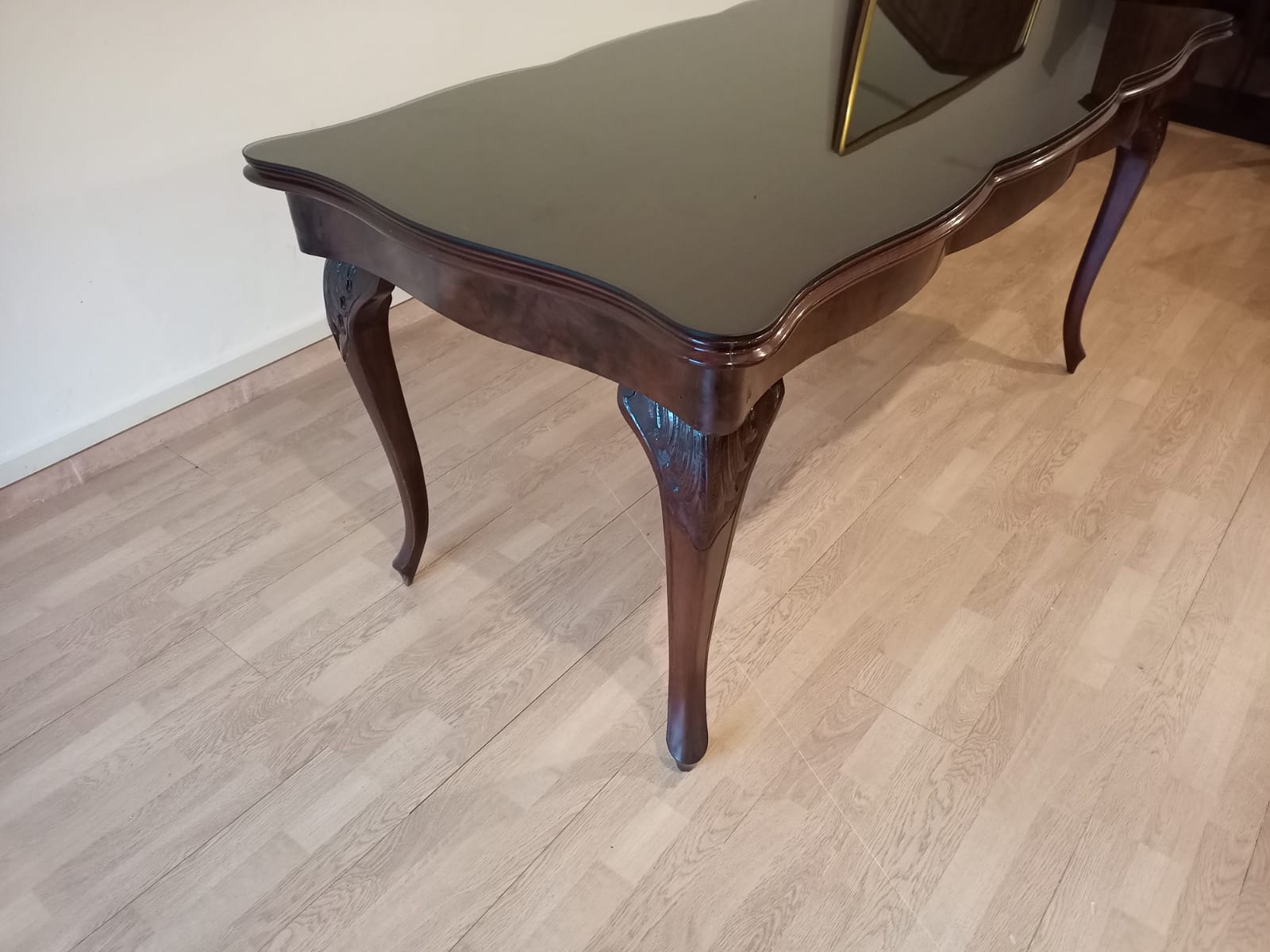 Chippendale mahogany table XXth with walnut piano in smoked tempered glass