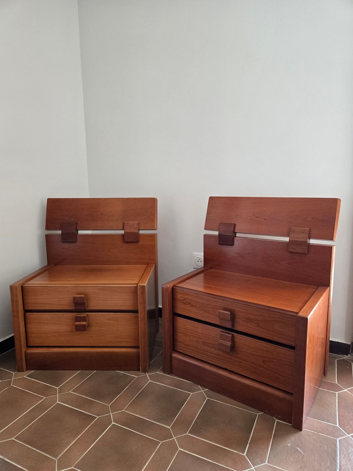 Pair of vintage bedside tables with high backrest in wood - 1970s