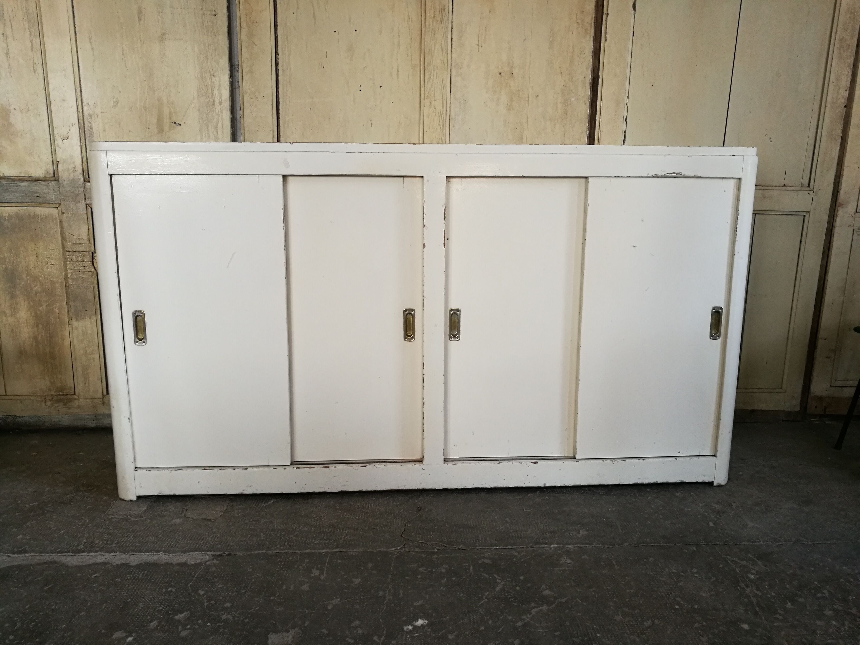 Buffet sliding doors