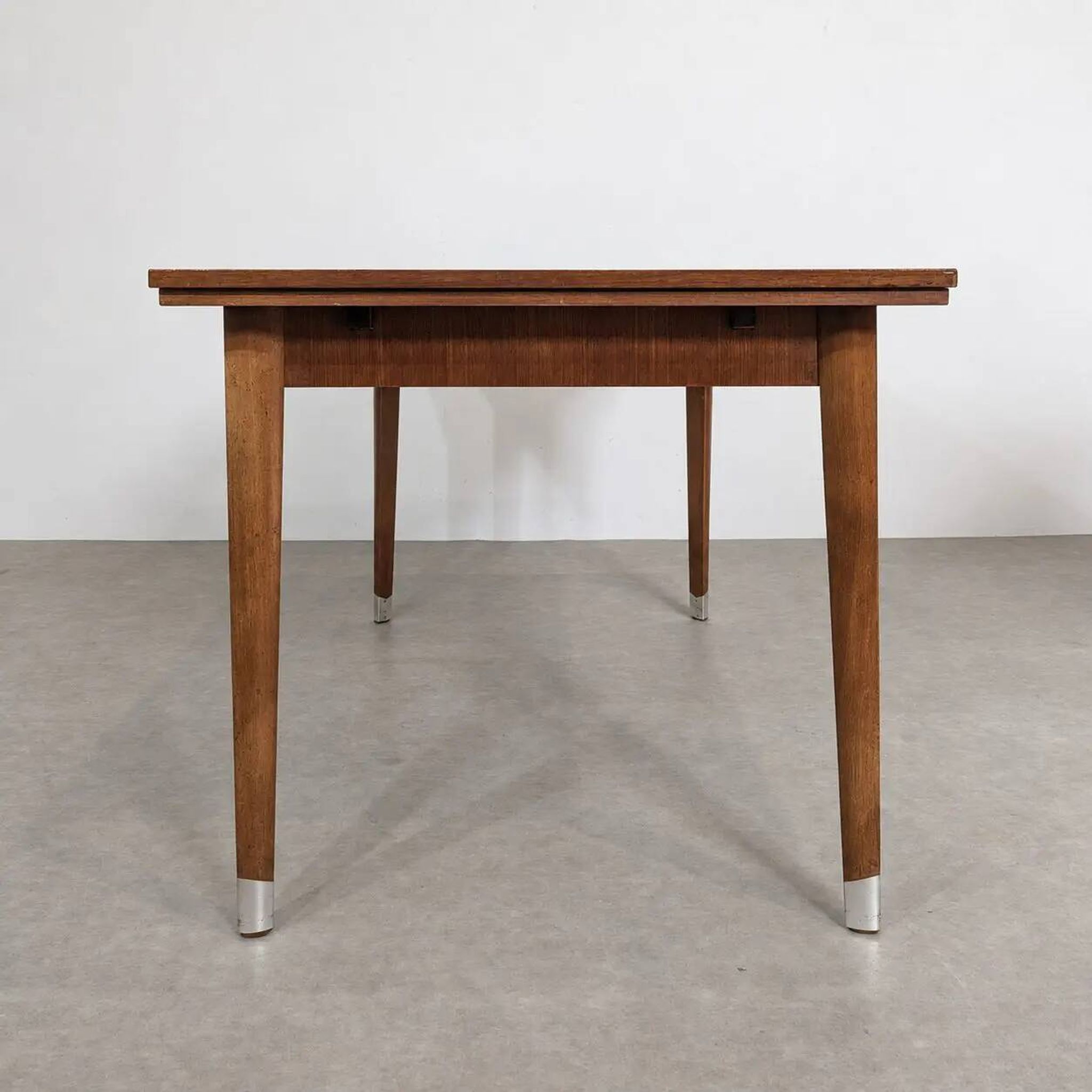 Table à manger de style mid-century moderne