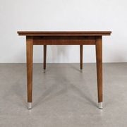 Table à manger de style mid-century moderne