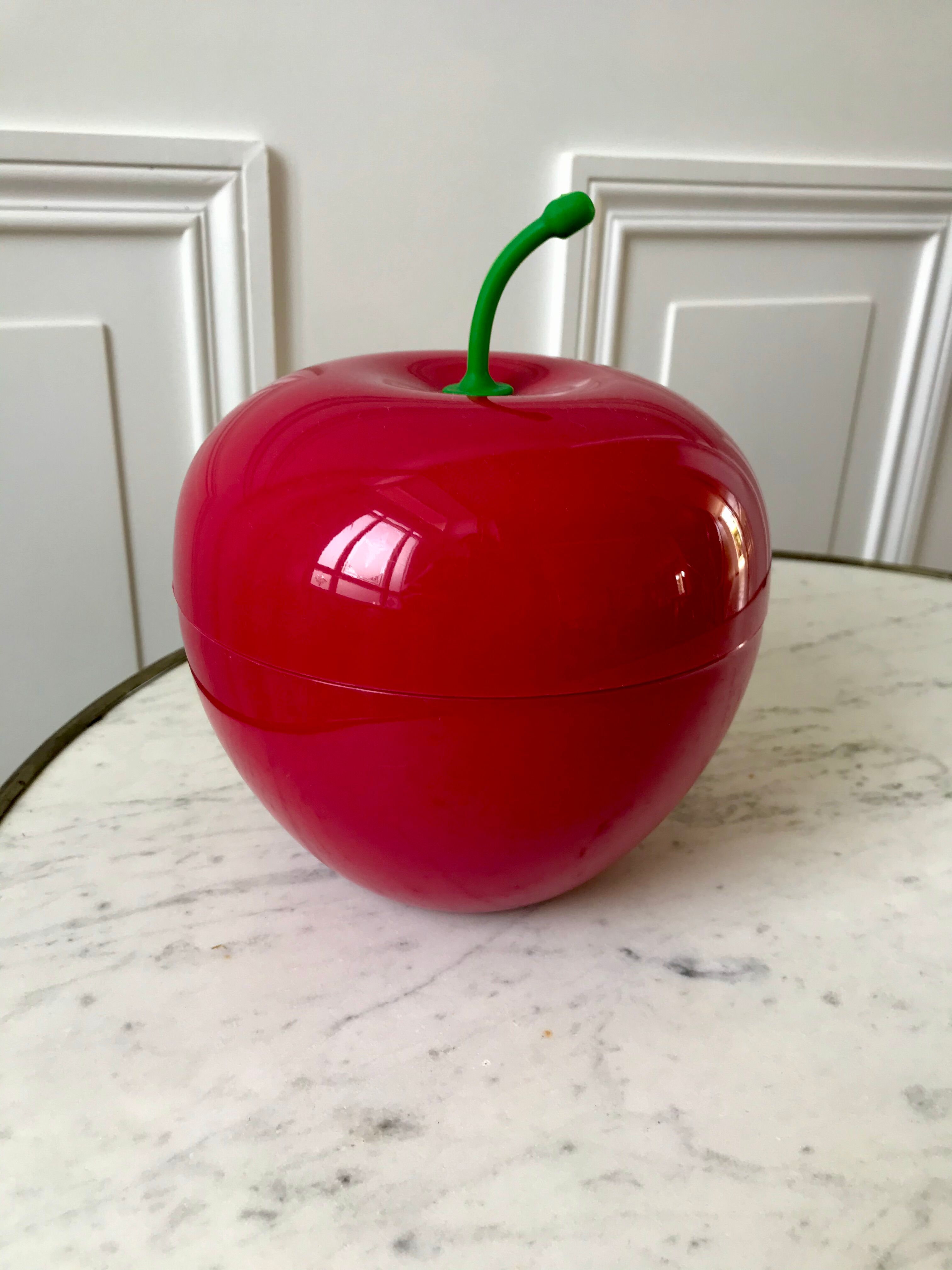 Red ice cube apple 70s