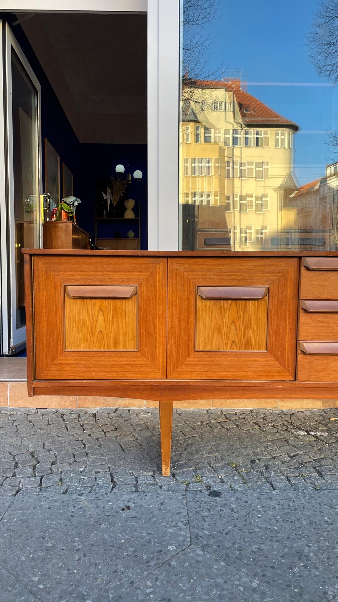 Atypical teak row of the 60s
