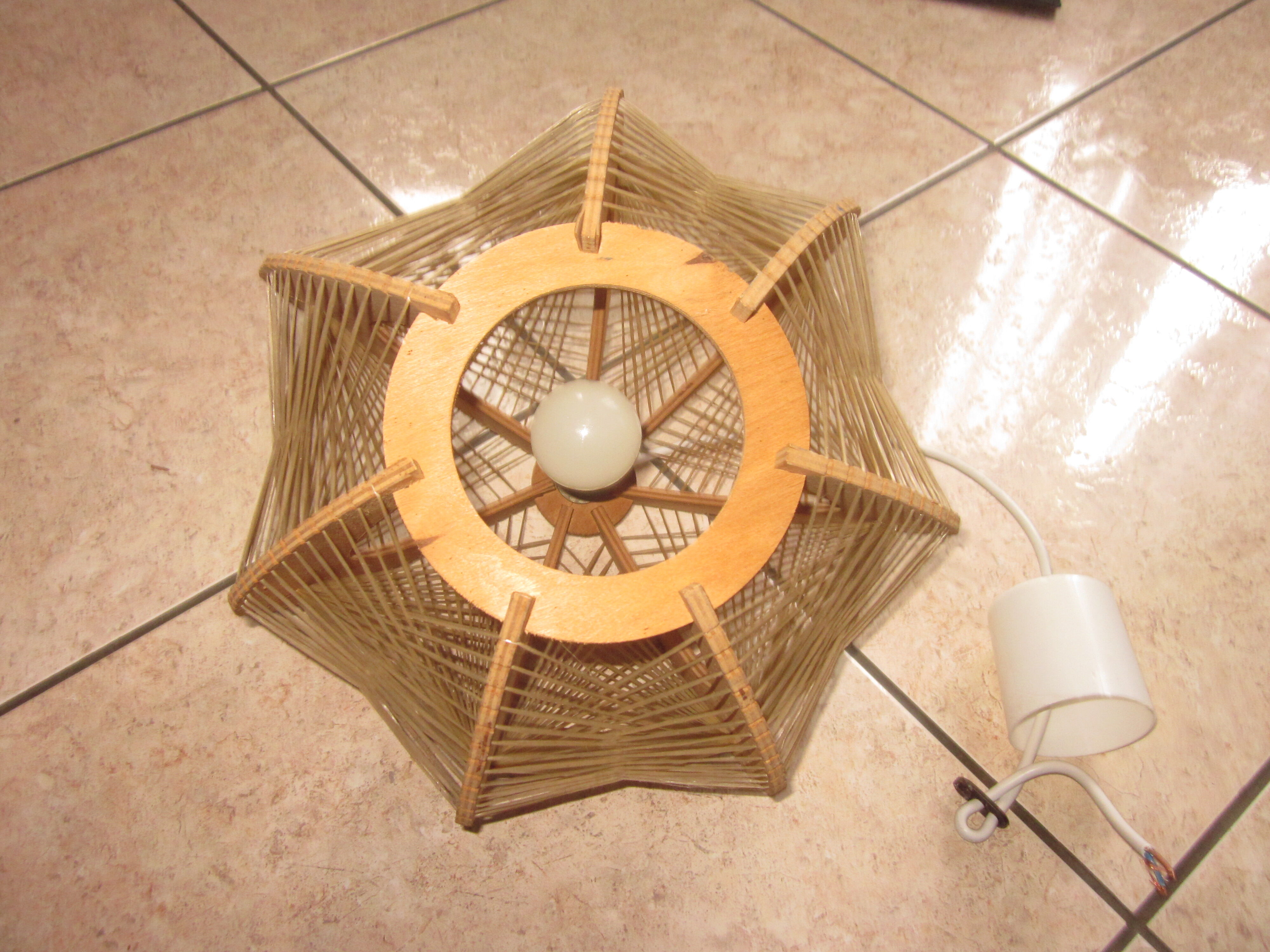 Suspension vintage en bois et fils