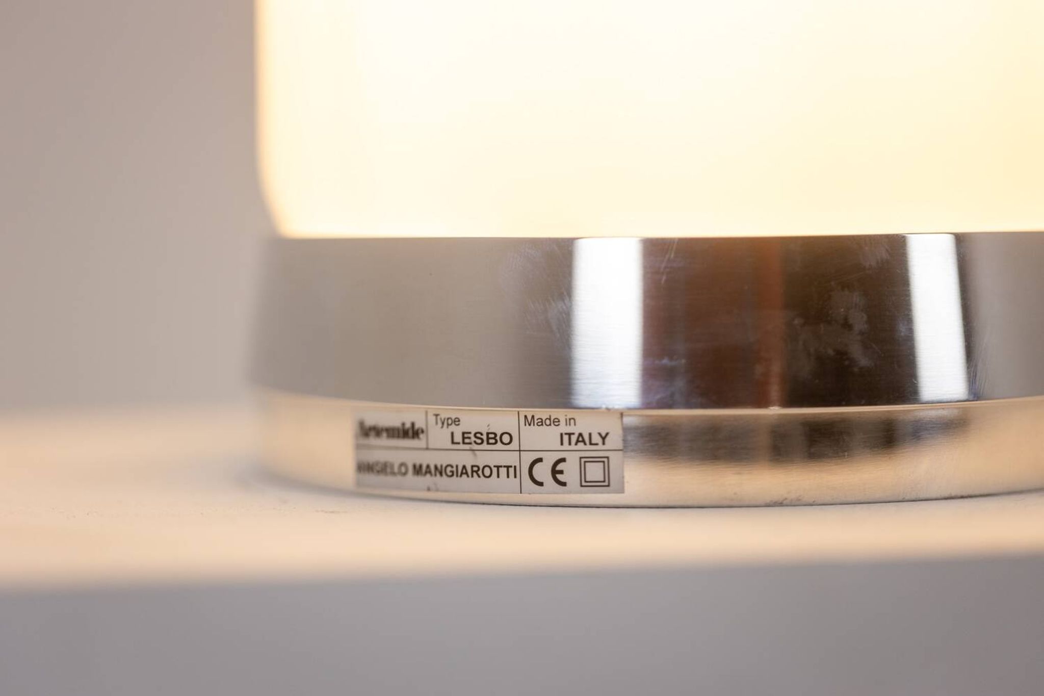 Angelo Mangiarotti. Lampe en opaline et métal chromé. Années 1980.