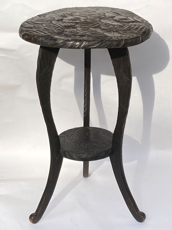 Liberty London 1905 Table d’appoint florale sculptée à la main japonaise ou support de plantes
