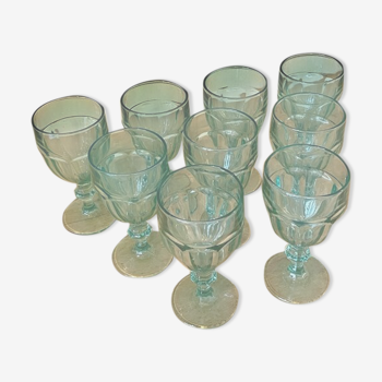 9 verres en verre moulé vert