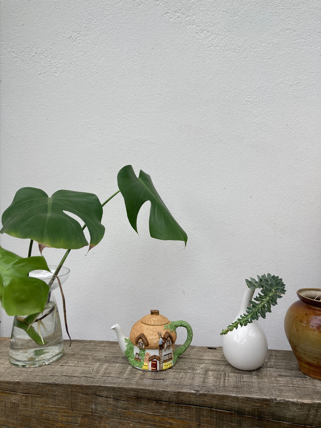 Homemade English teapot in glazed porcelain and Staffordshire biscuit - Christopher Wren cottages slip