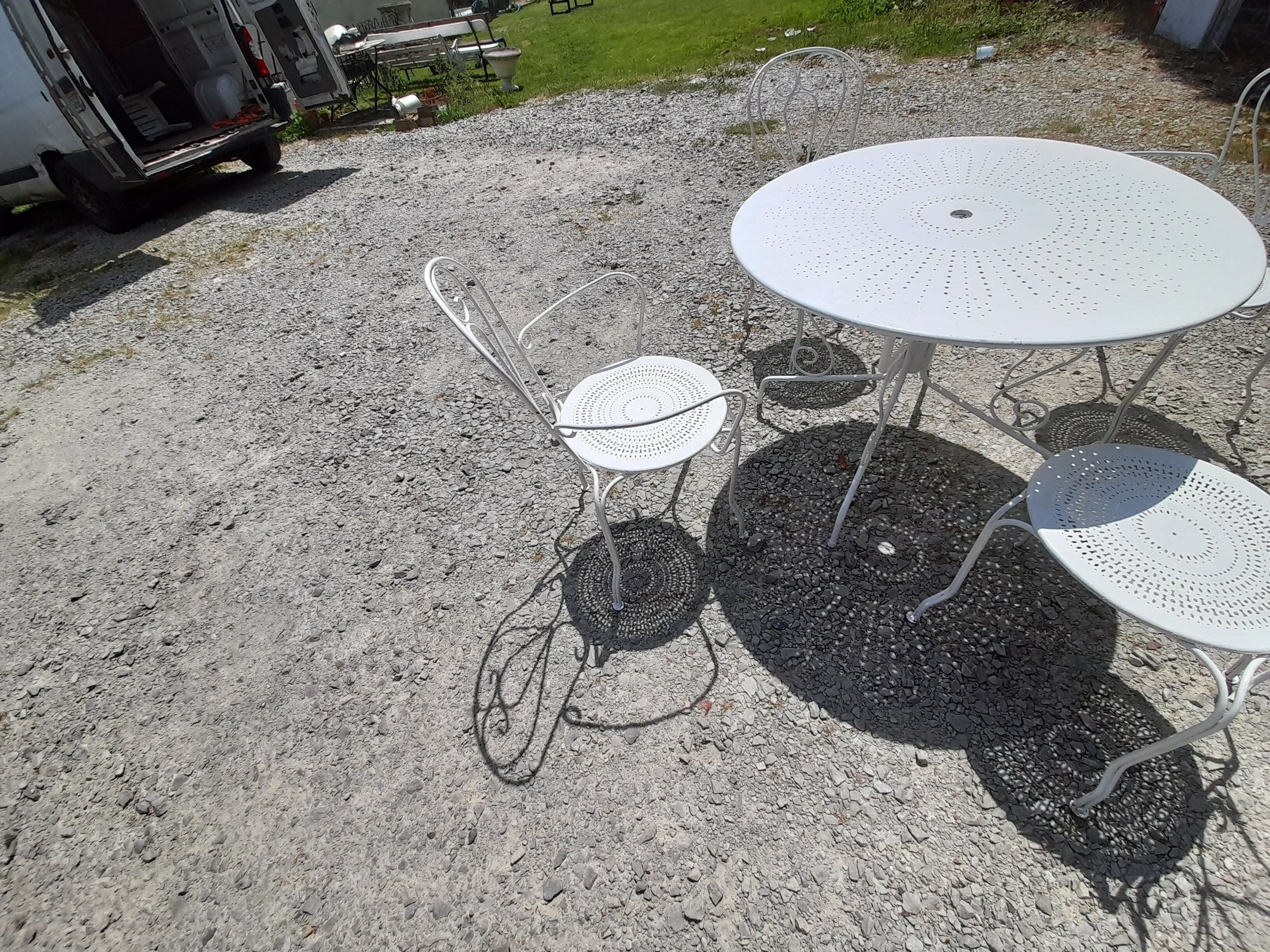 Salon de jardin en fer forgé blanc