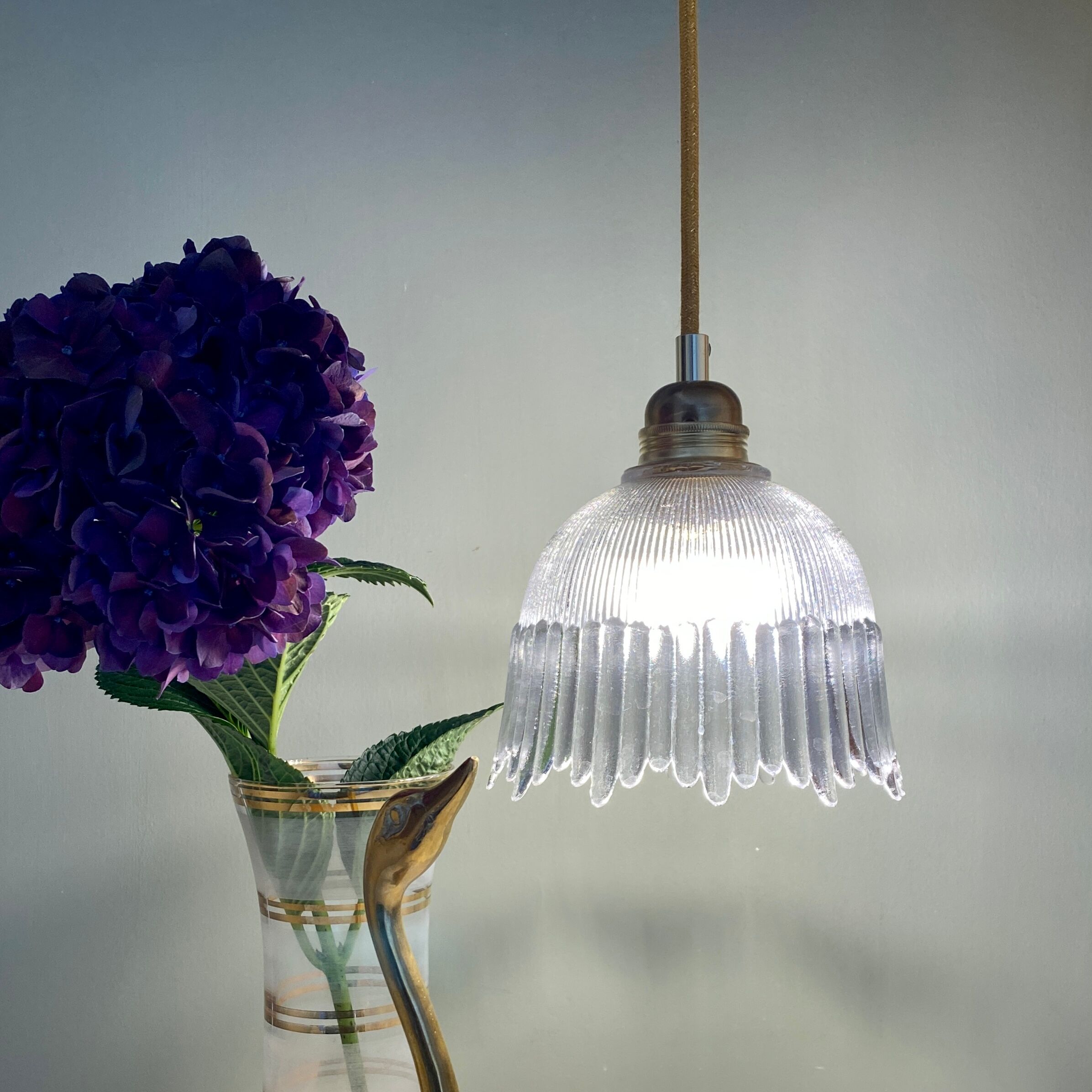 Suspension tulipe vintage en verre strié
