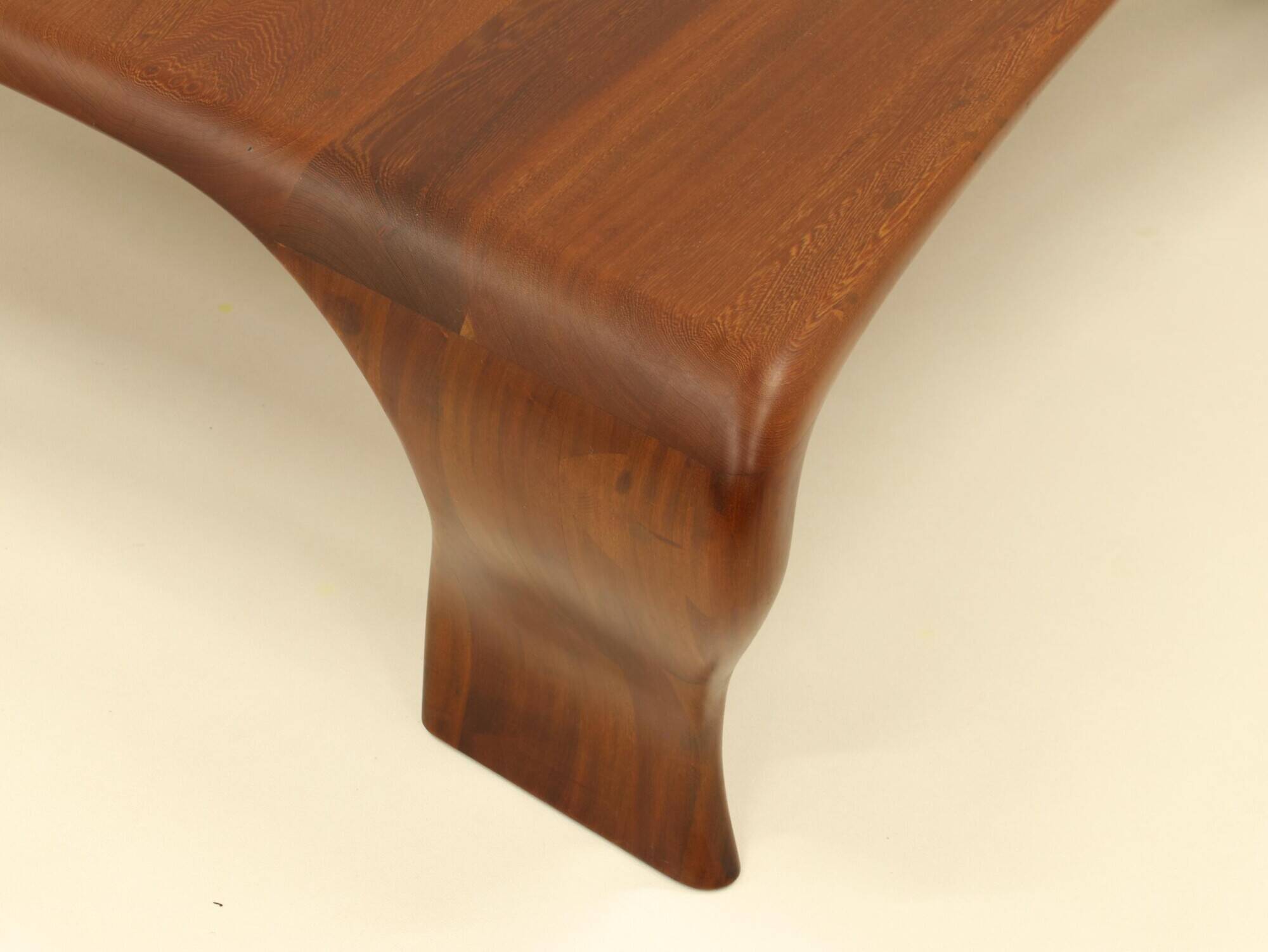 Table basse en Iroko massif par Marc Van Rampelberg