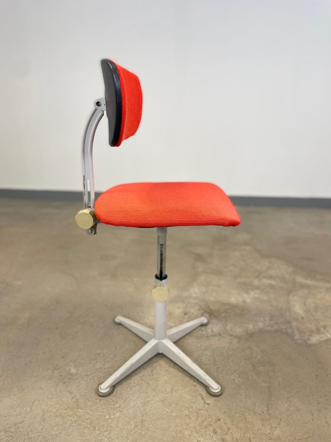 Adjustable desk chair