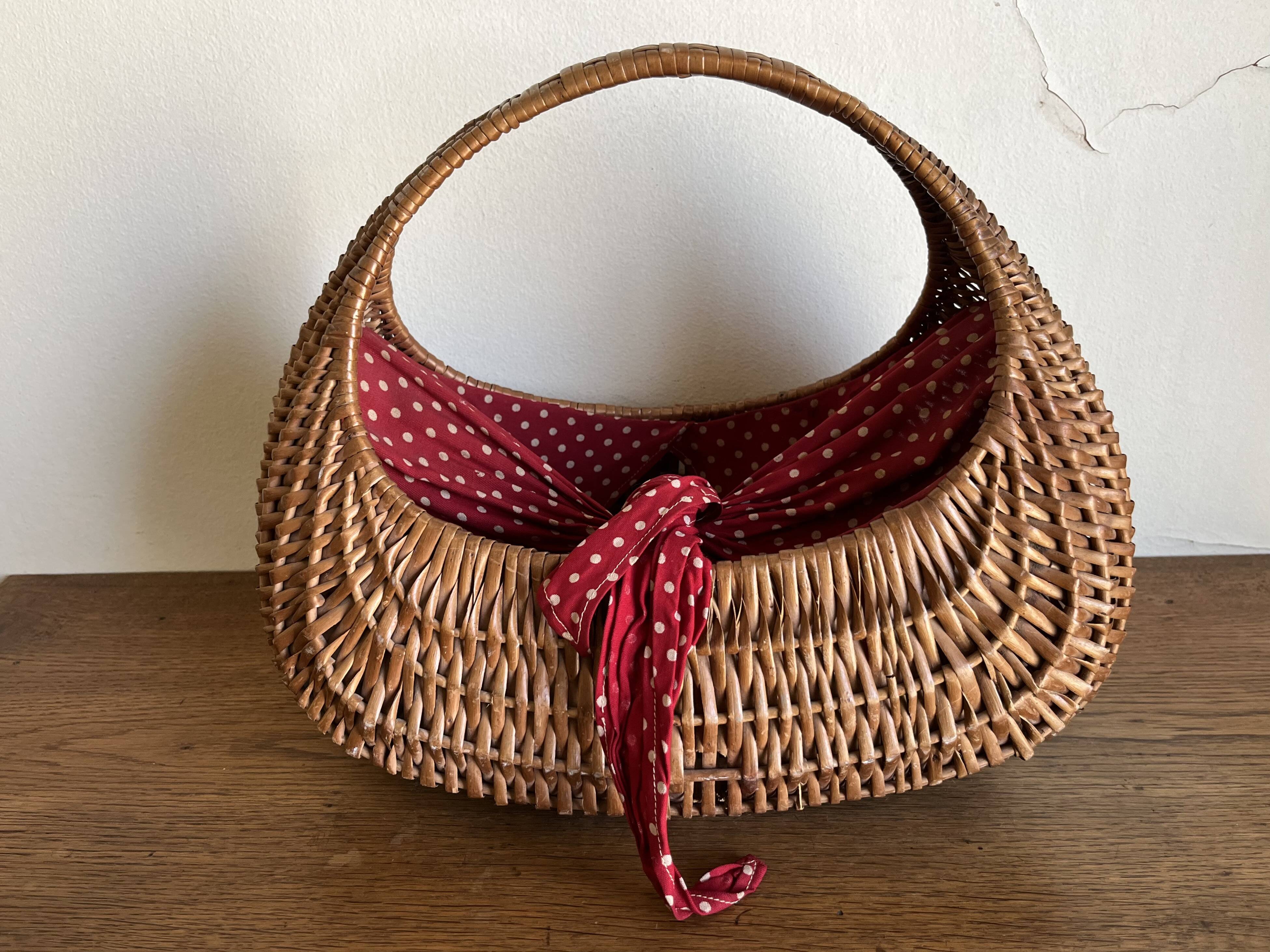 Panier gondole en osier 1960 doublé de coton a pois rouges