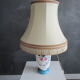 Lampe de salon ancienne en opaline peinte