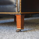Chesterfield style fauteuil en cuir - tabouret par Hancock - Moore