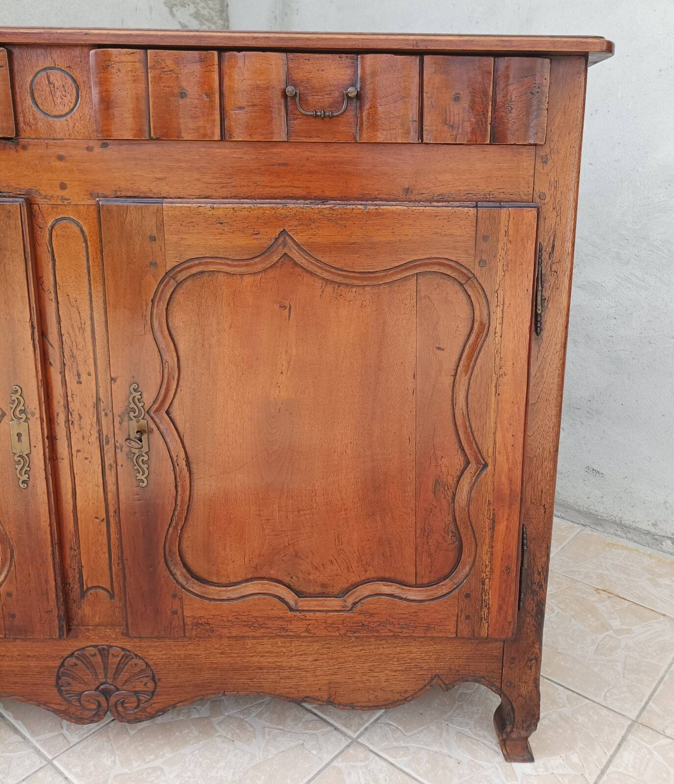 Louis XV walnut buffet from the 18th century.