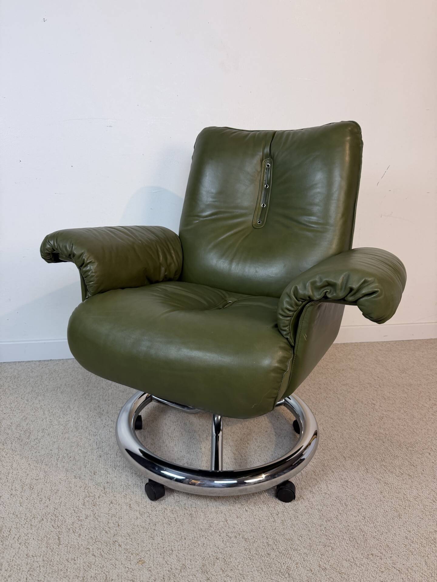 Italian executive armchair attributed to Guido Faleschini for i4 Mari.