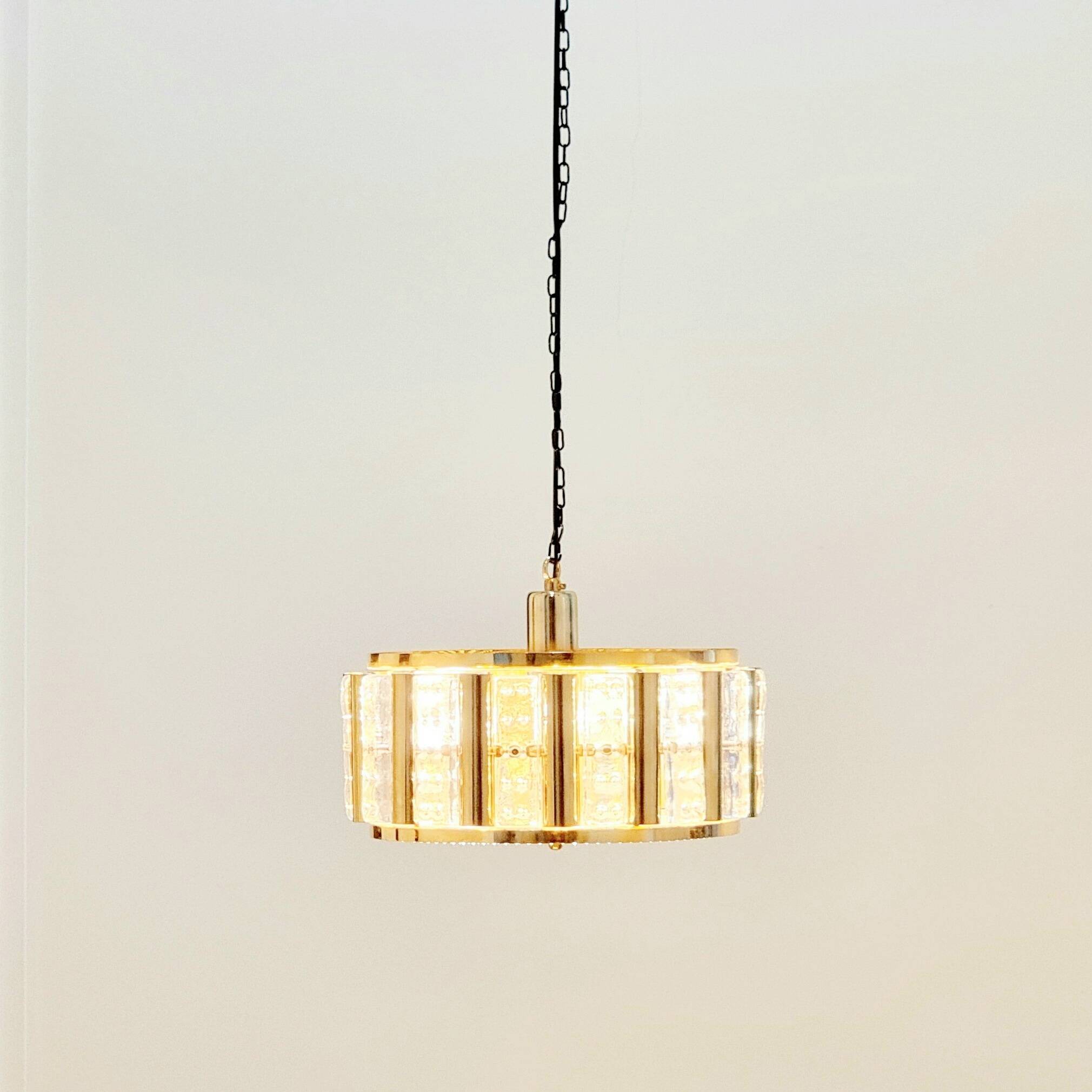 Plafonnier scandinave en verre et laiton du milieu du siècle par C. Fagerlund, années 1960