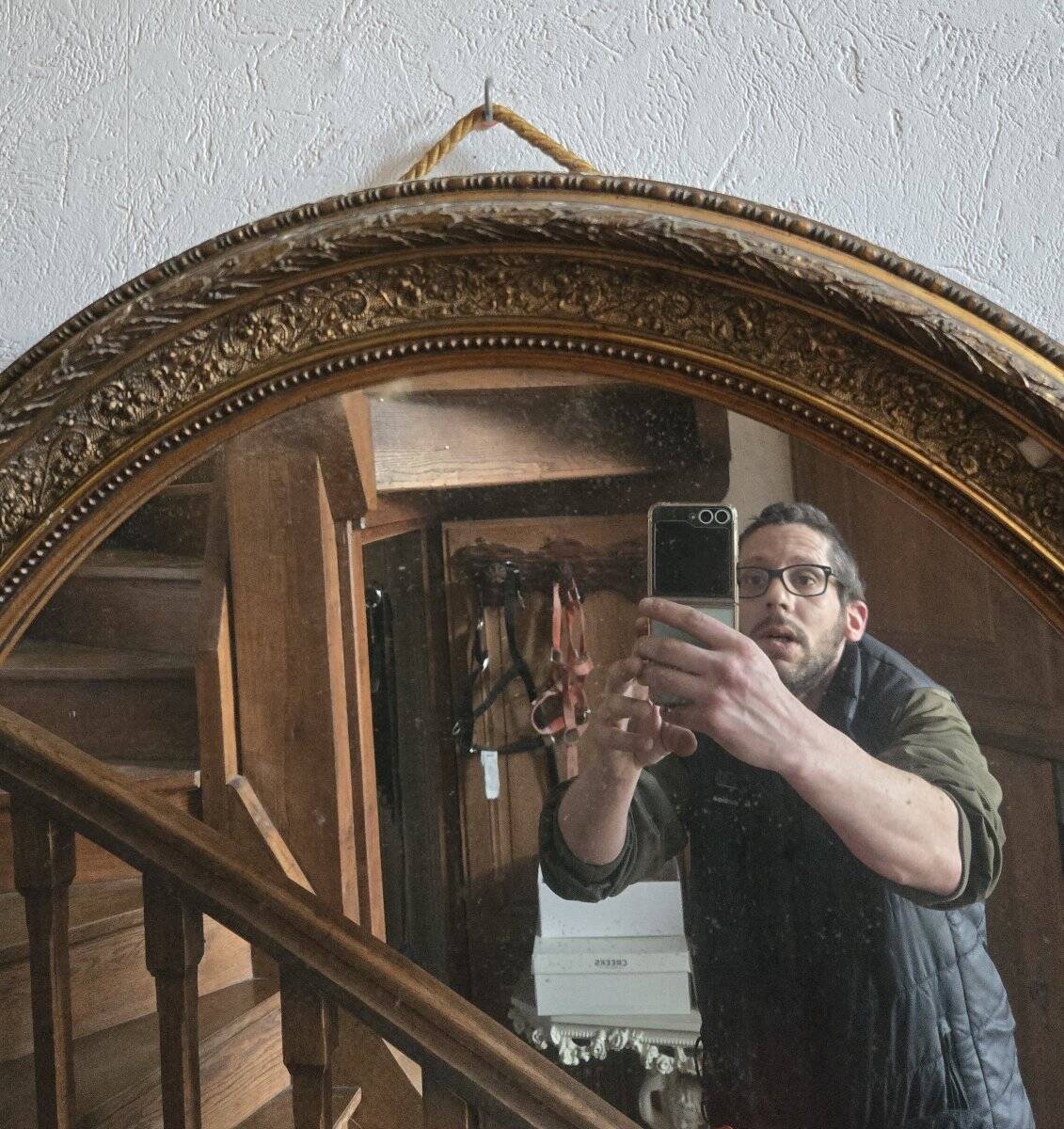 Antique oval mirror – Carved and gilded wooden frame – Napoleon III period