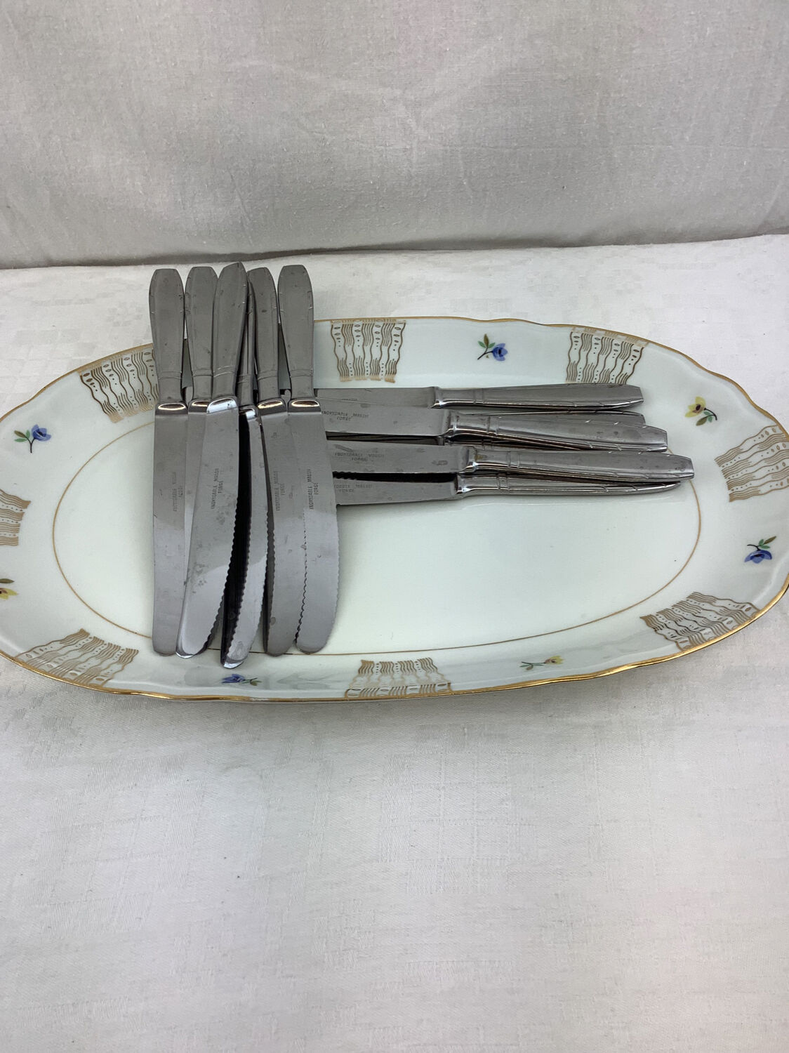 12 serrated table knives