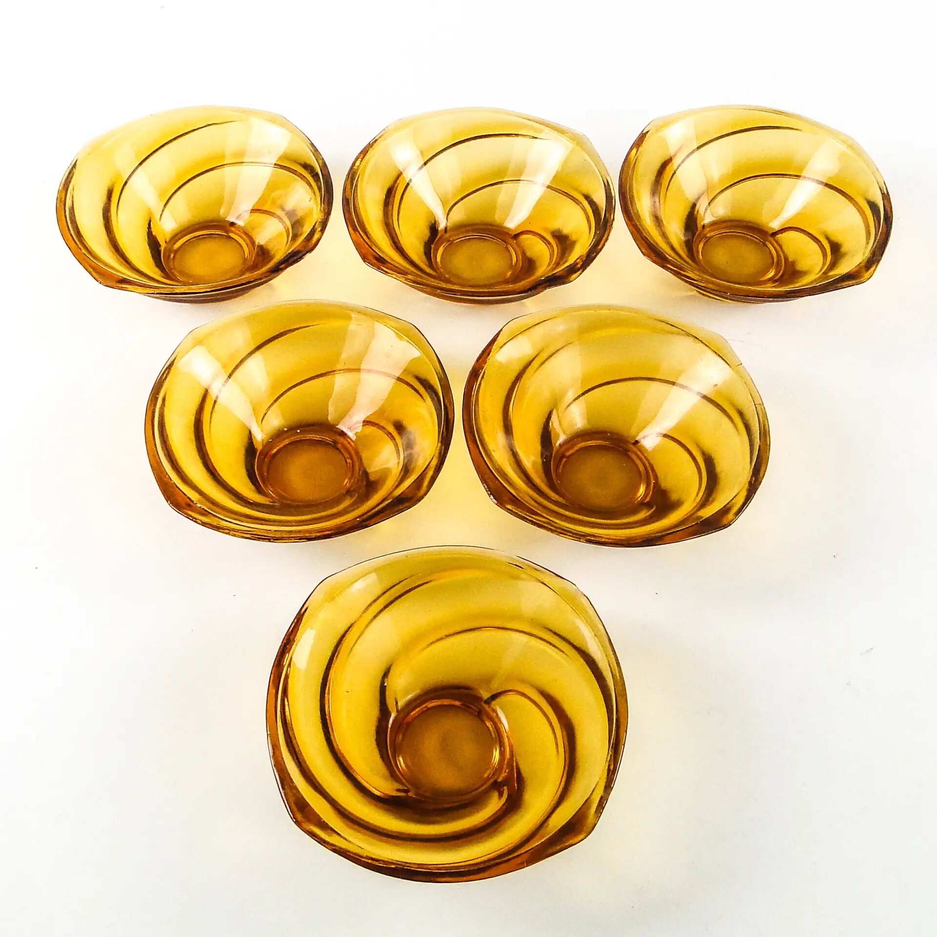 Ensemble d'assiettes à salade Wir, style moderne du milieu du siècle, verre pressé, Ząbkowice, Pologne, années 1970.