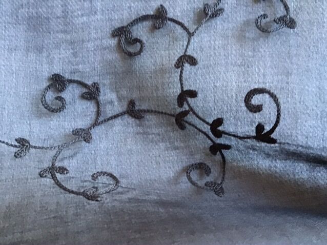 Black nape and towels in organdi