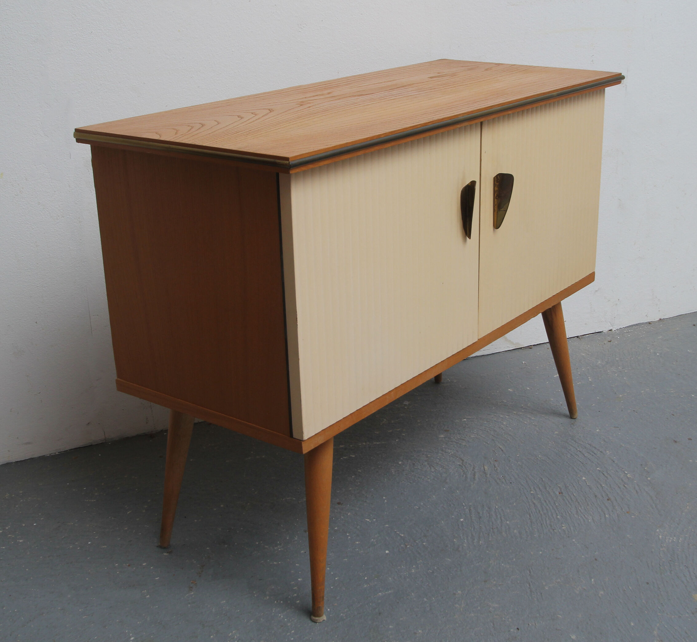 Dresser 1950