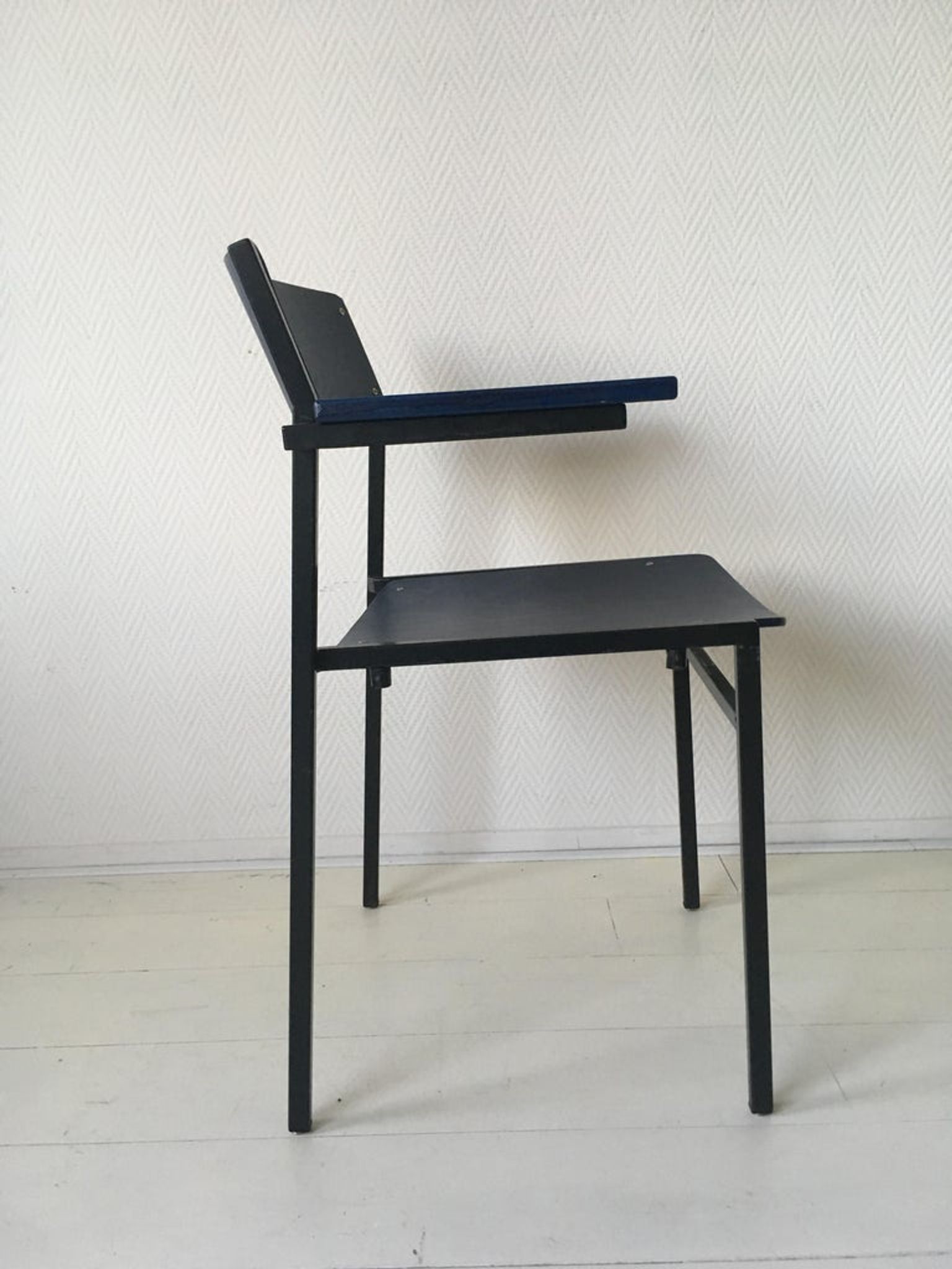 4 fauteuils empilables minimalistes en métal bleu et contreplaqué par Gijs van der Sluis