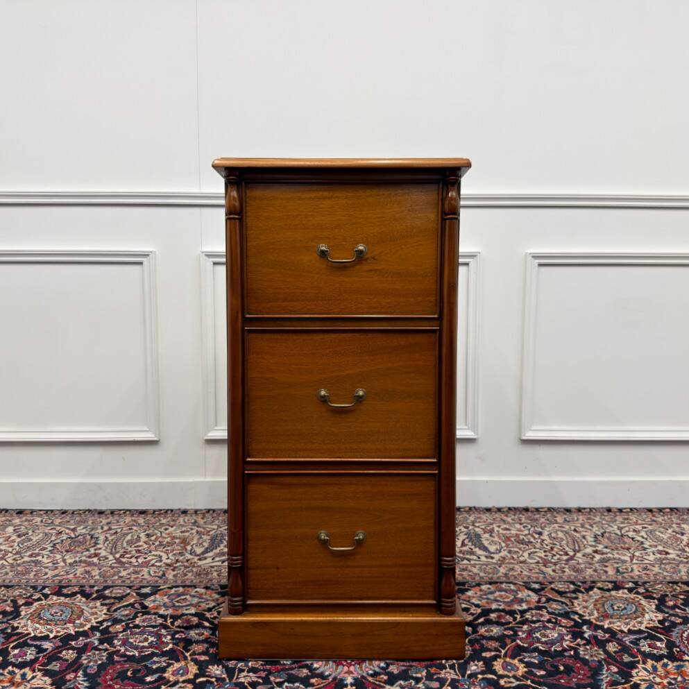Classic Englisch Chest of Drawers