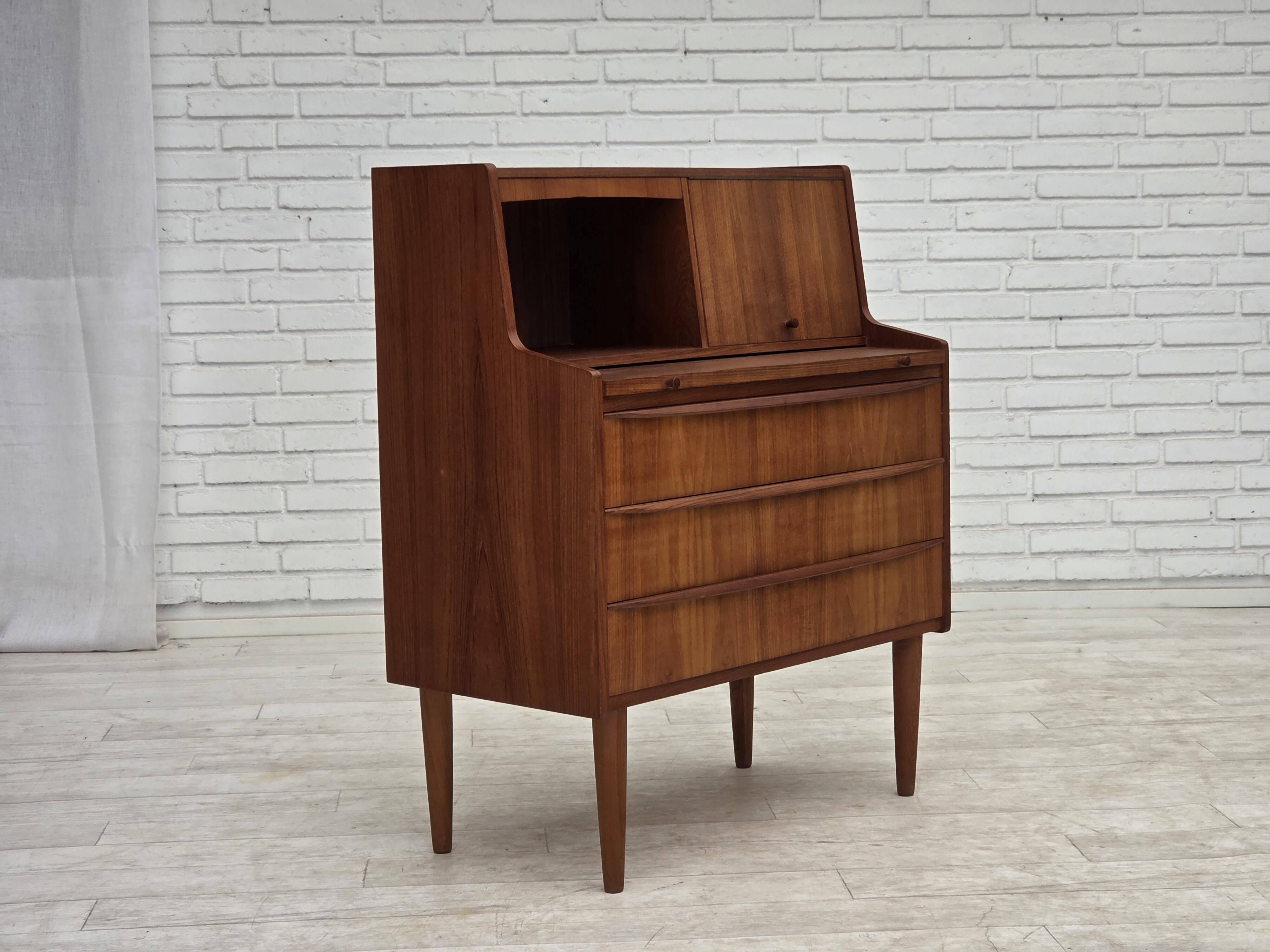 Commode danoise des années 1970 avec un miroir pliant, en bois de teck.