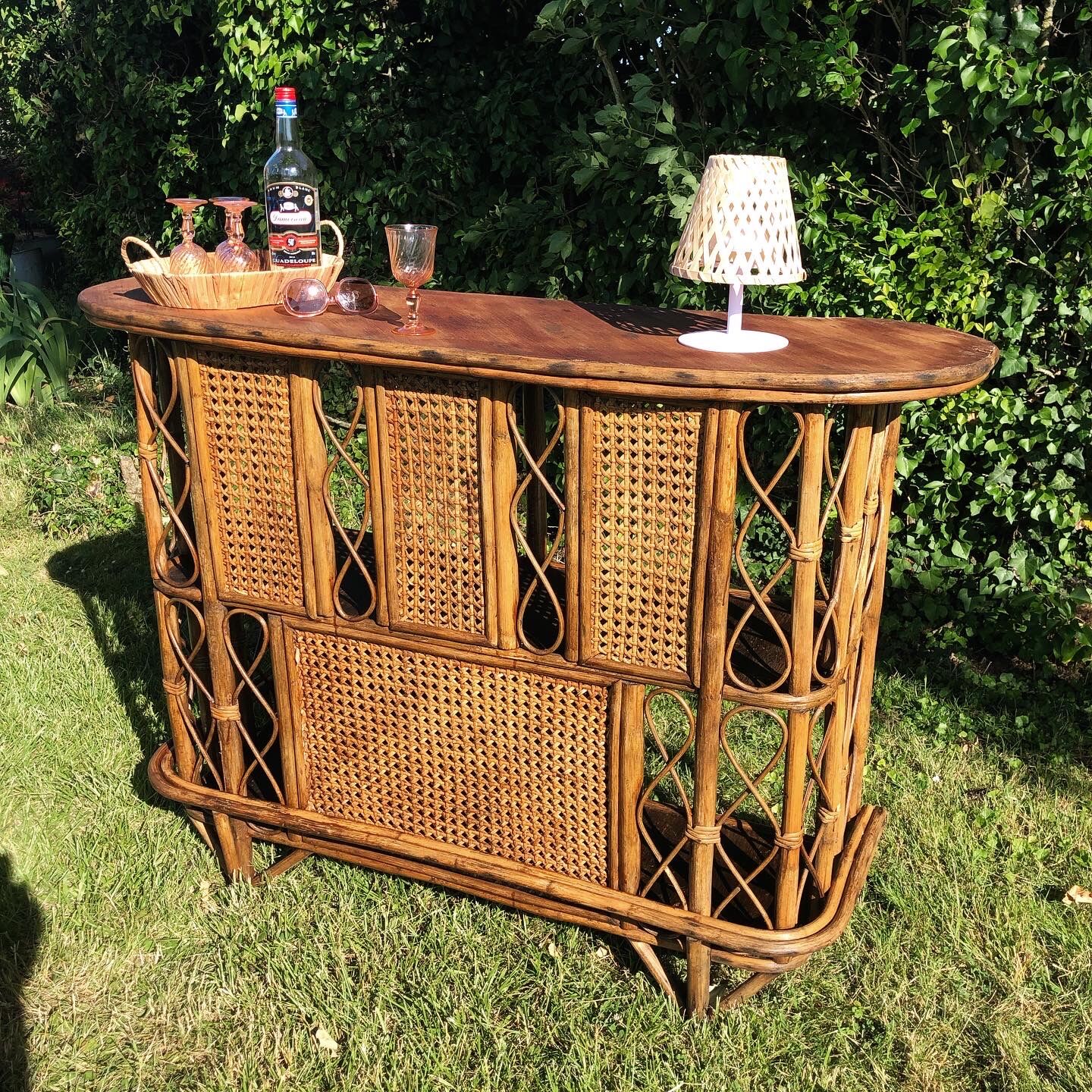 Rattan and cannage bar and 2 stools