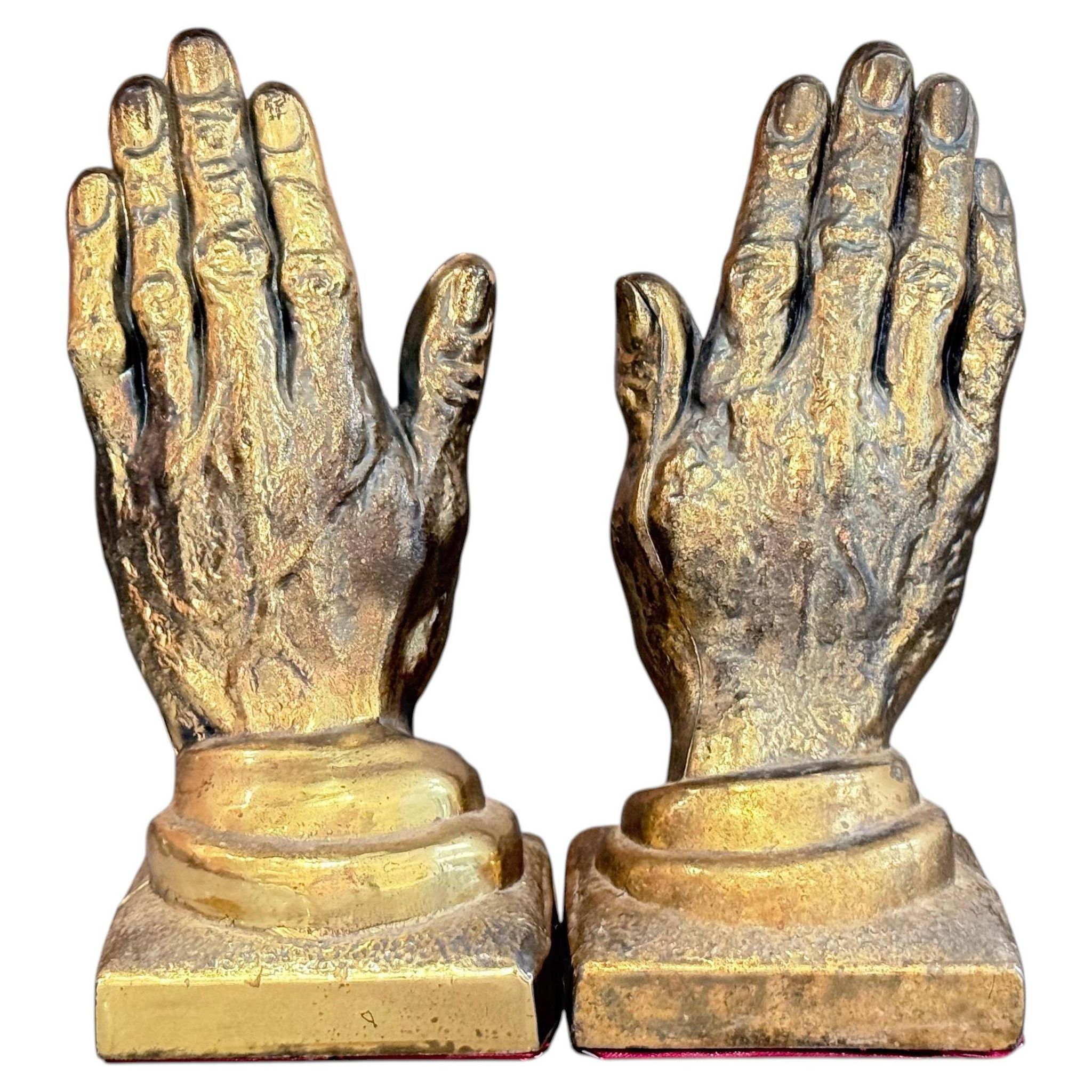 Paire de serre-livres vintage en bronze formant mains en prière dorées